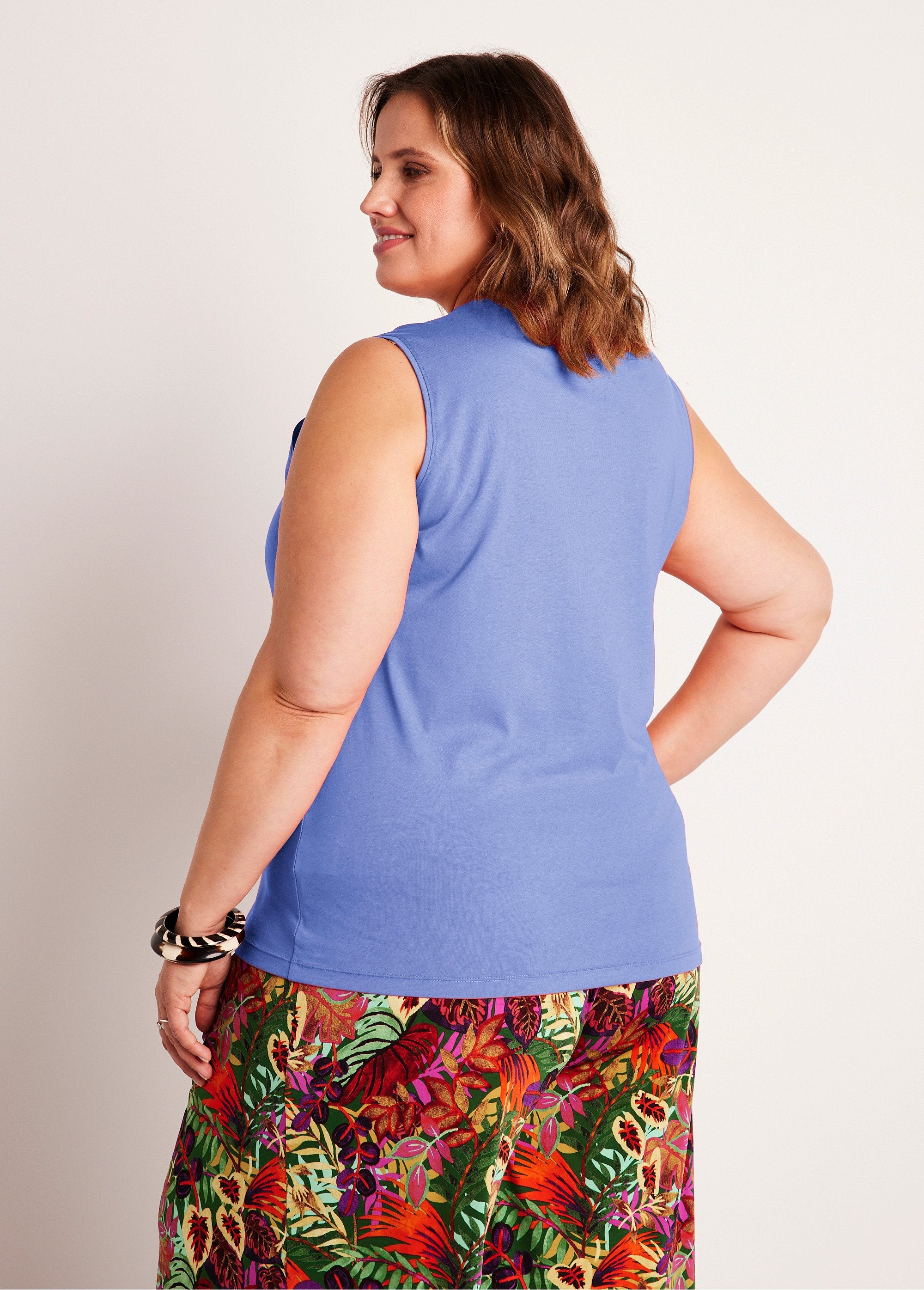 Camiseta_corta_de_tirantes_lisa_bordada_con_lentejuelas_Azul_DO1_curvy