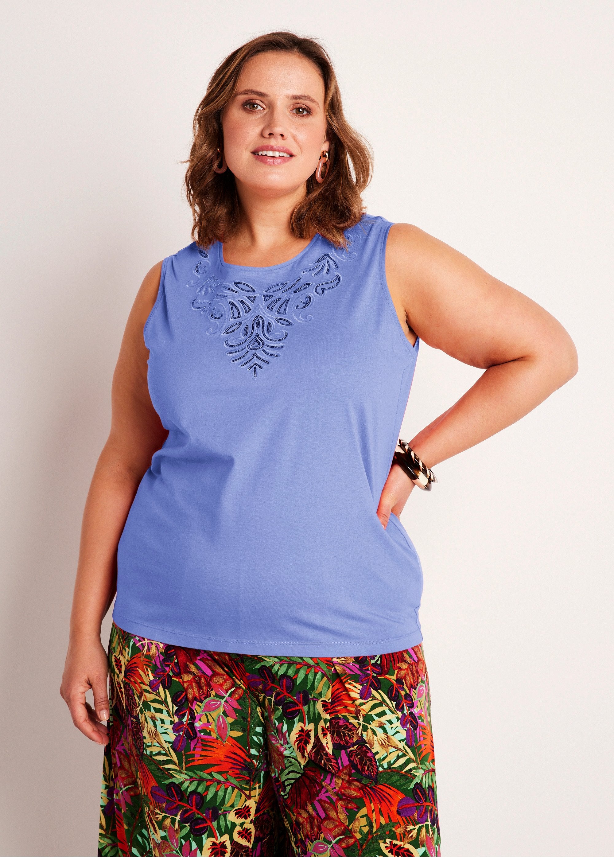 Camiseta_corta_de_tirantes_lisa_bordada_con_lentejuelas_Azul_FA1_curvy