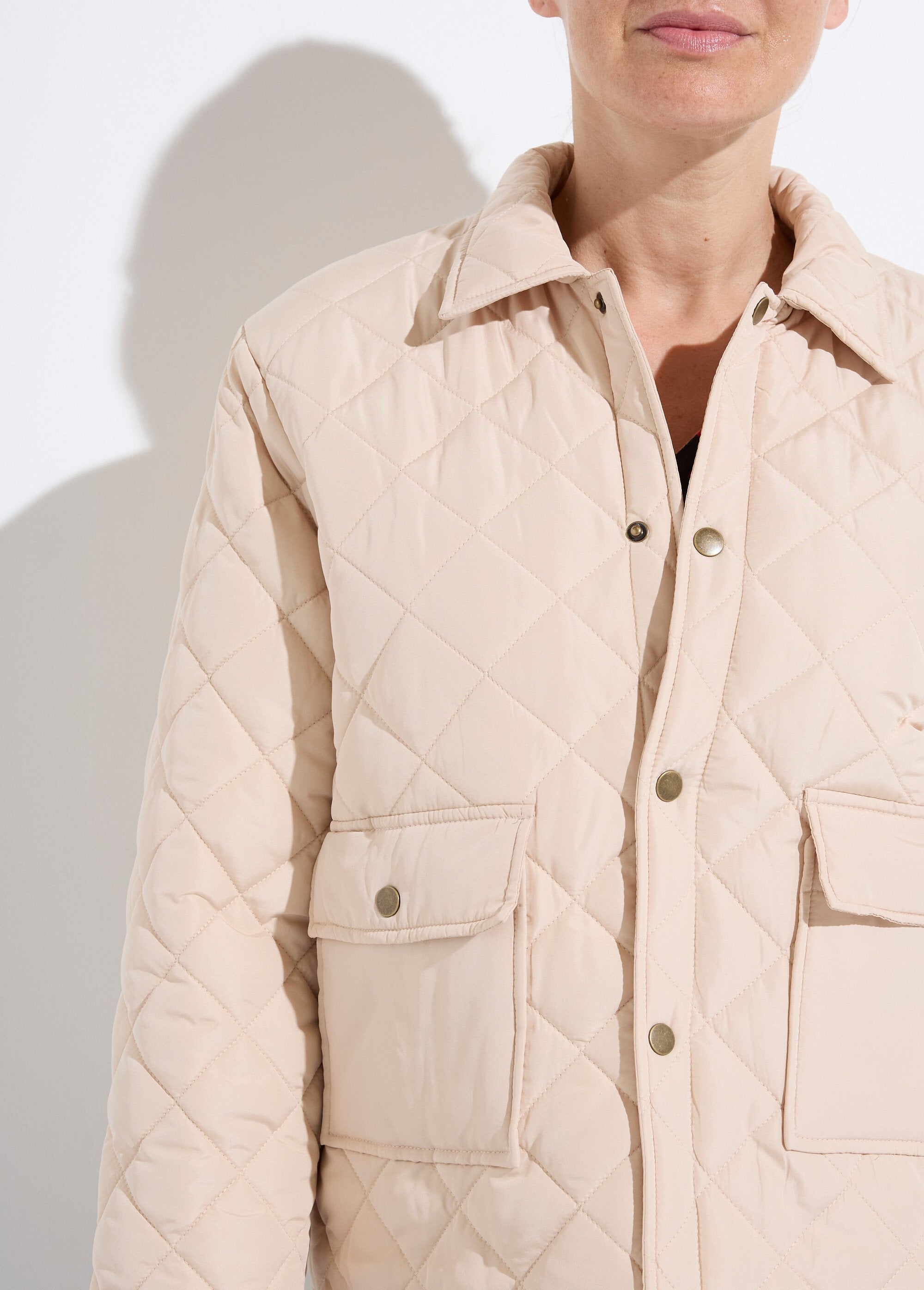 Chaqueta_ligera_acolchada_con_botones_a_presión_Arena_DE1_slim