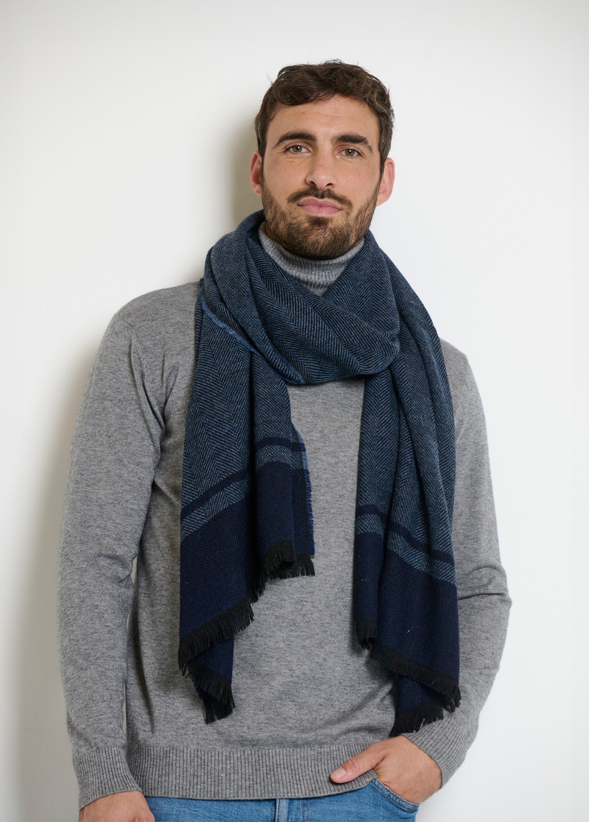 Echarpe_homme_chaude_chevrons_avec_laine_Gris_et_bleu_anthracite_FA1_slim