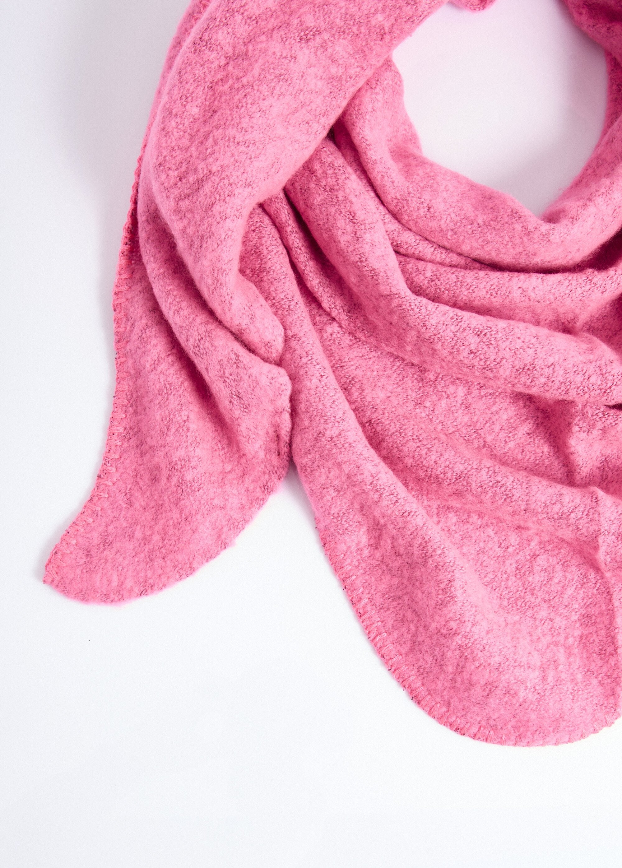 Bufanda_triangular_de_punto_suave_y_cálida_Fucsia_DE1_slim