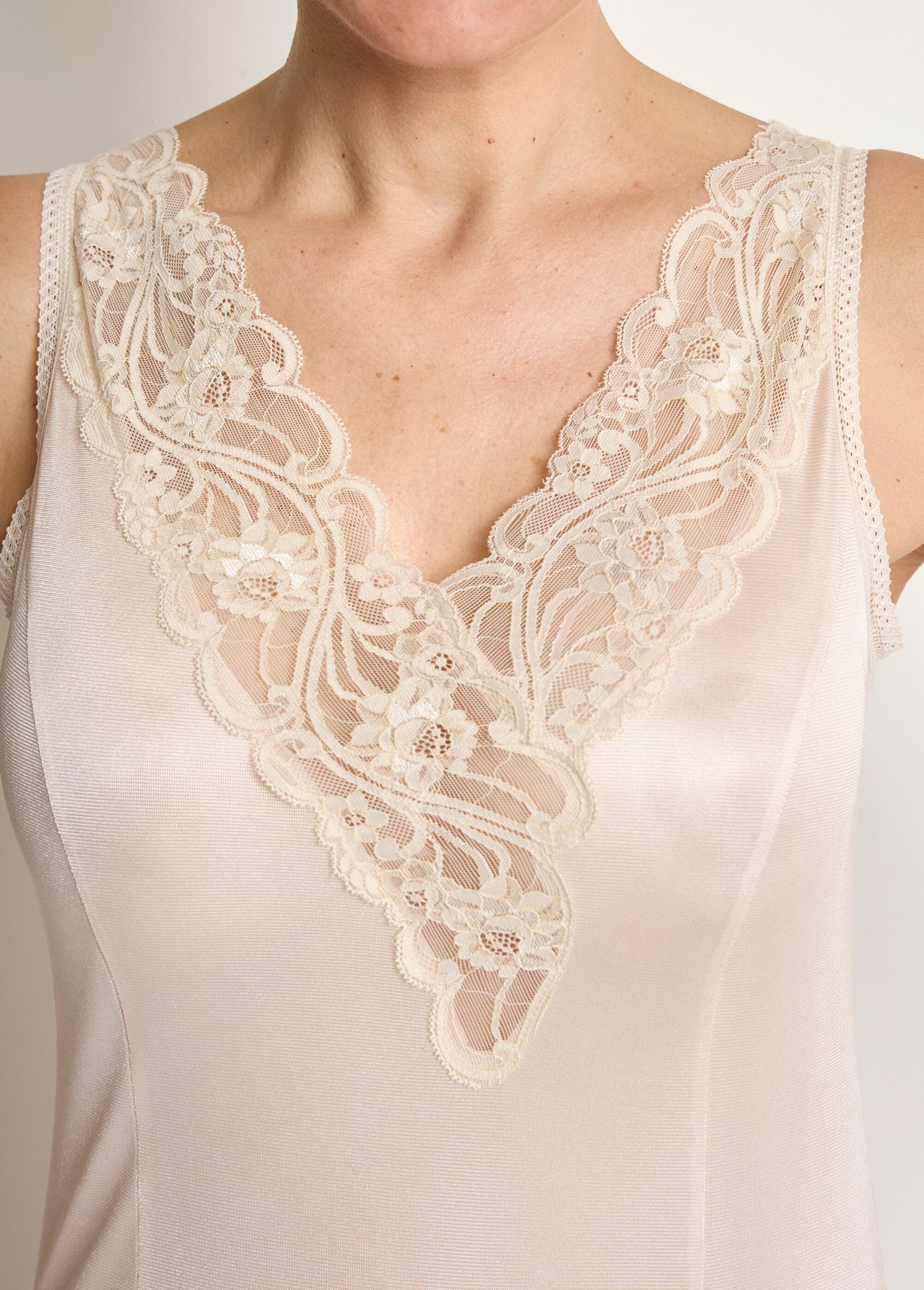 Vestido_lencero_antiestático_de_encaje_Calais_Rosa_DE1_slim