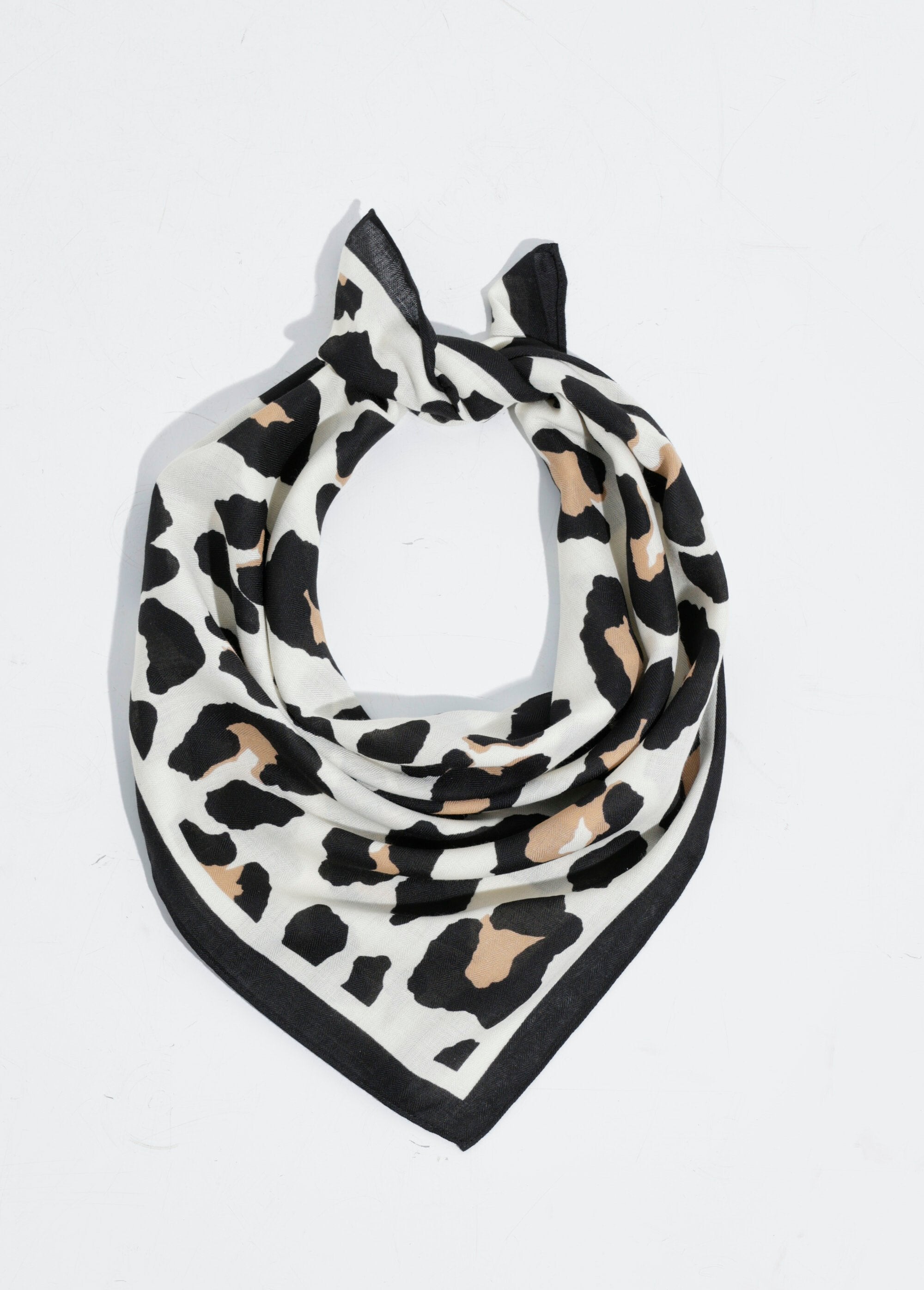 Elegante_bufanda_cuadrada_con_estampado_de_leopardo_Leopardo_negro_FA1_slim