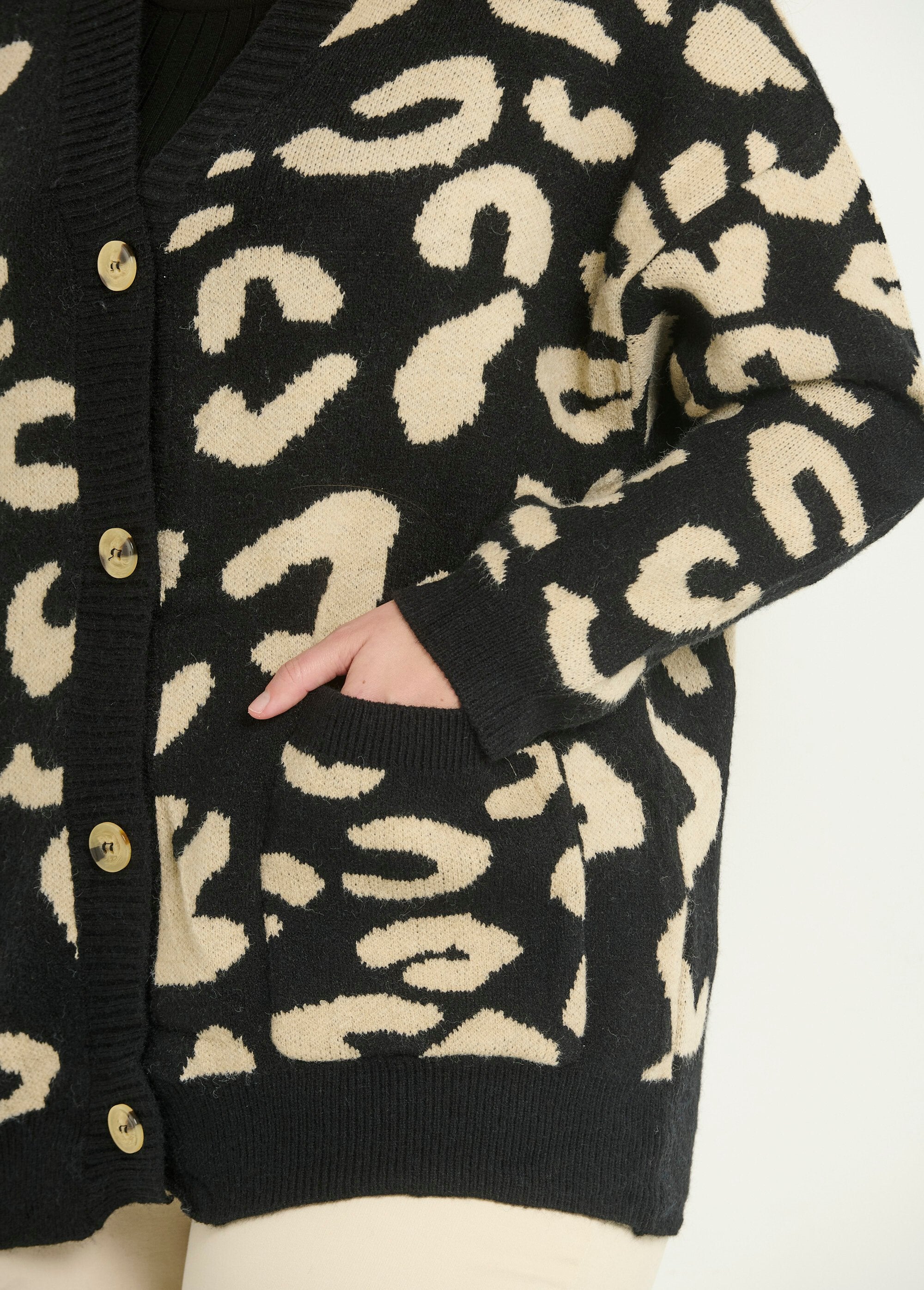 Cálido_cárdigan_estampado_de_punto_grueso_Negro_y_beige_DE2_curvy