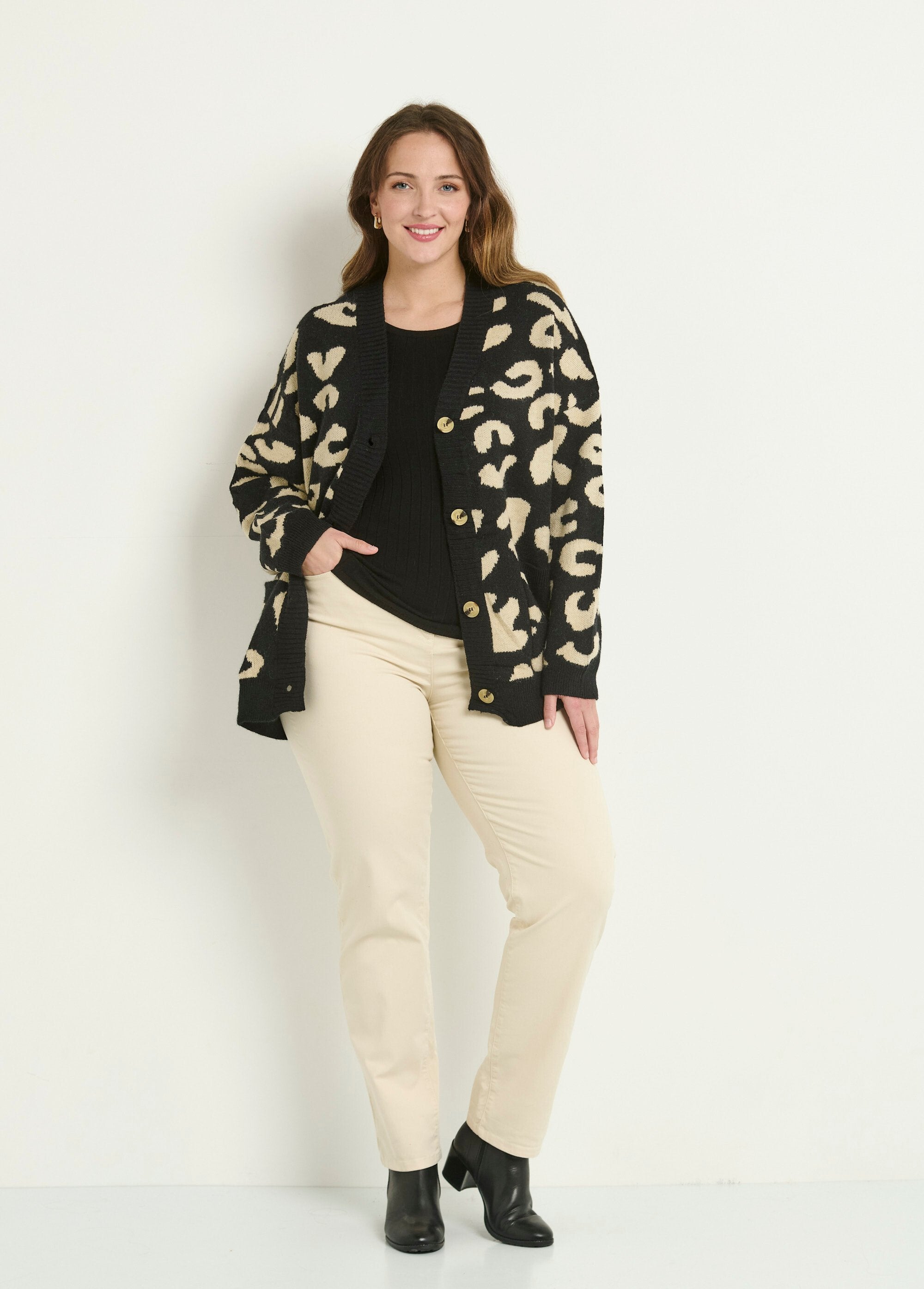 Cálido_cárdigan_estampado_de_punto_grueso_Negro_y_beige_SF1_curvy