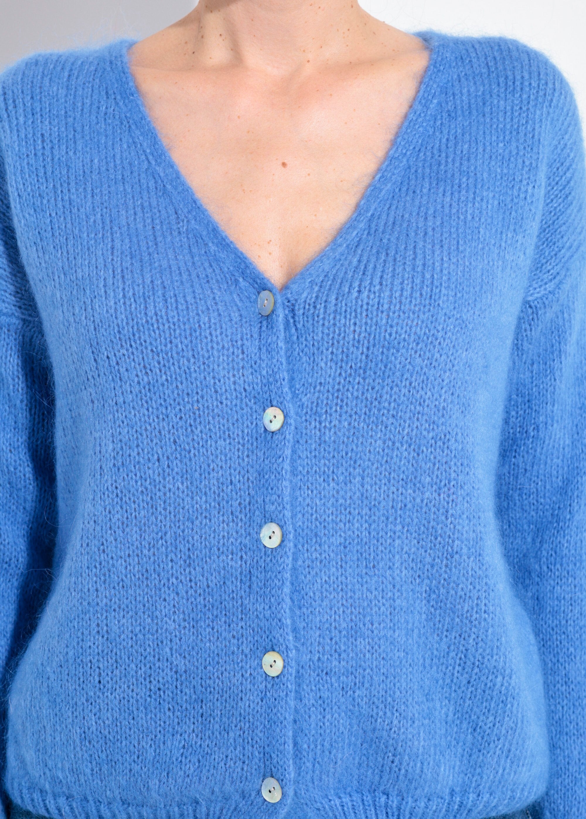 Gilet_chaud_maille_douce_mohair_col_V_Bleu_glacier_DE1_slim