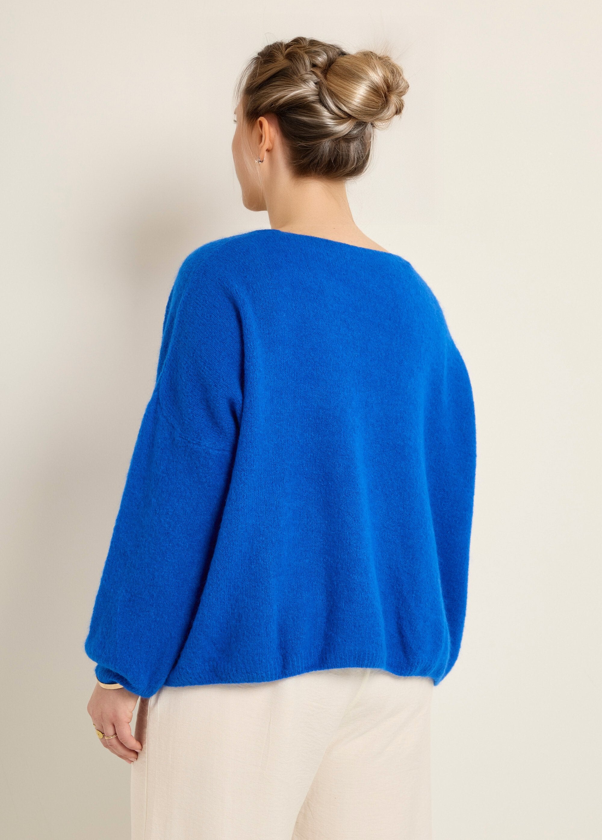 Cárdigan_de_punto_de_alpaca,_cuello_en_V_azul_duro_DO1_curvy