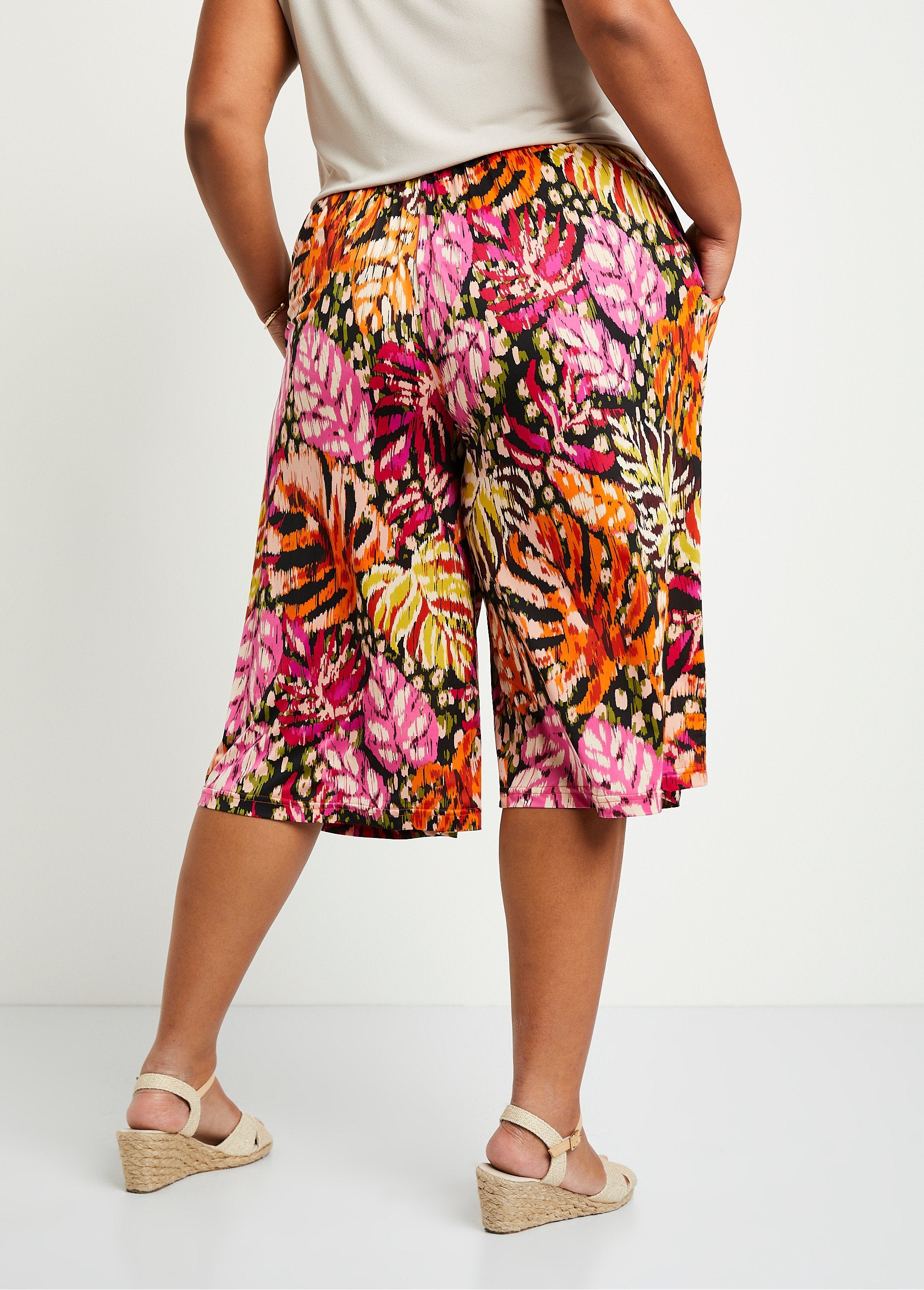 Pantalón_culotte_holgado_con_cintura_elástica_y_estampado_rosa_y_verde_DO1_curvy