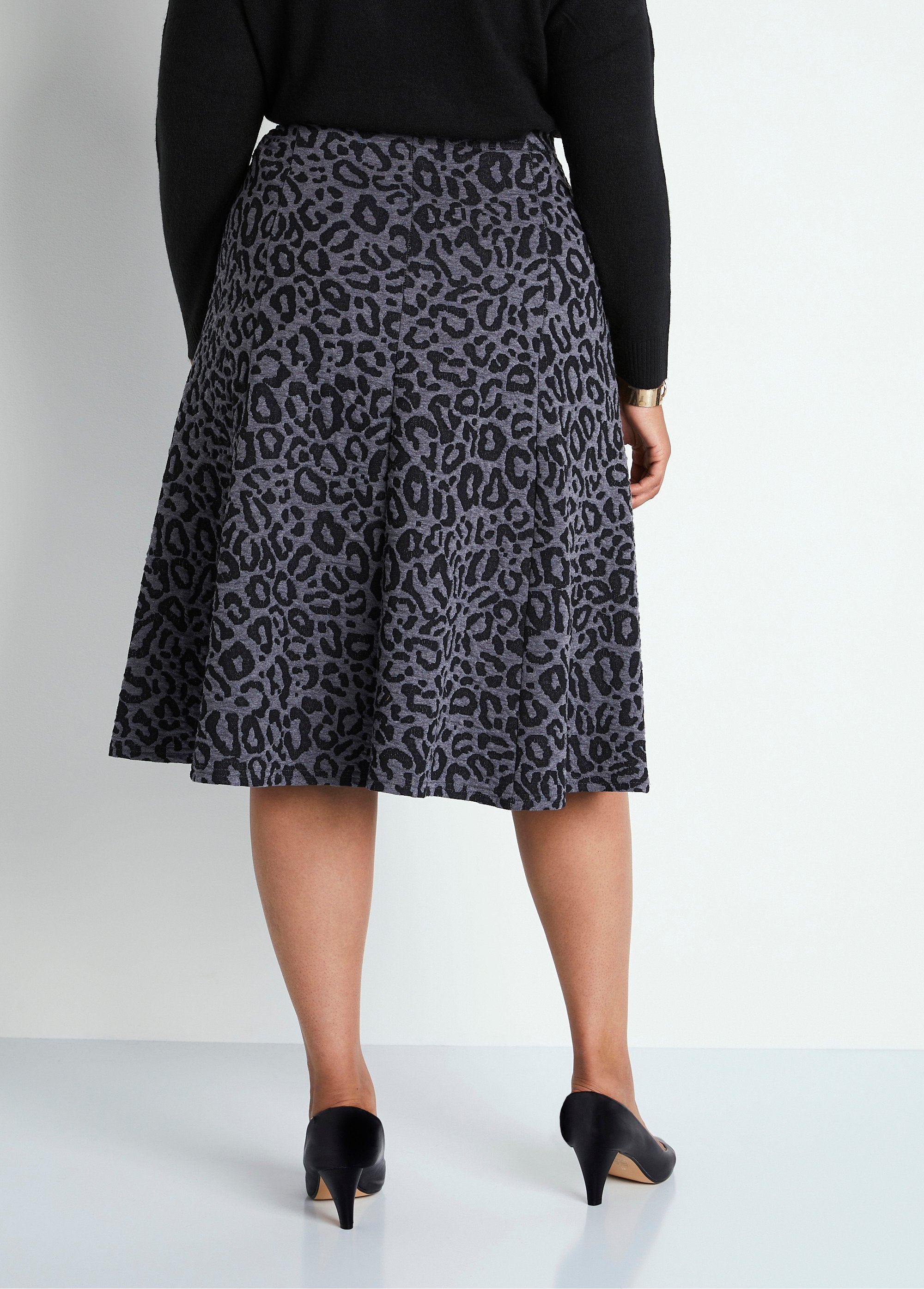 Falda_larga_de_vuelo_de_punto_jacquard_Gris_leopardo_DO1_curvy