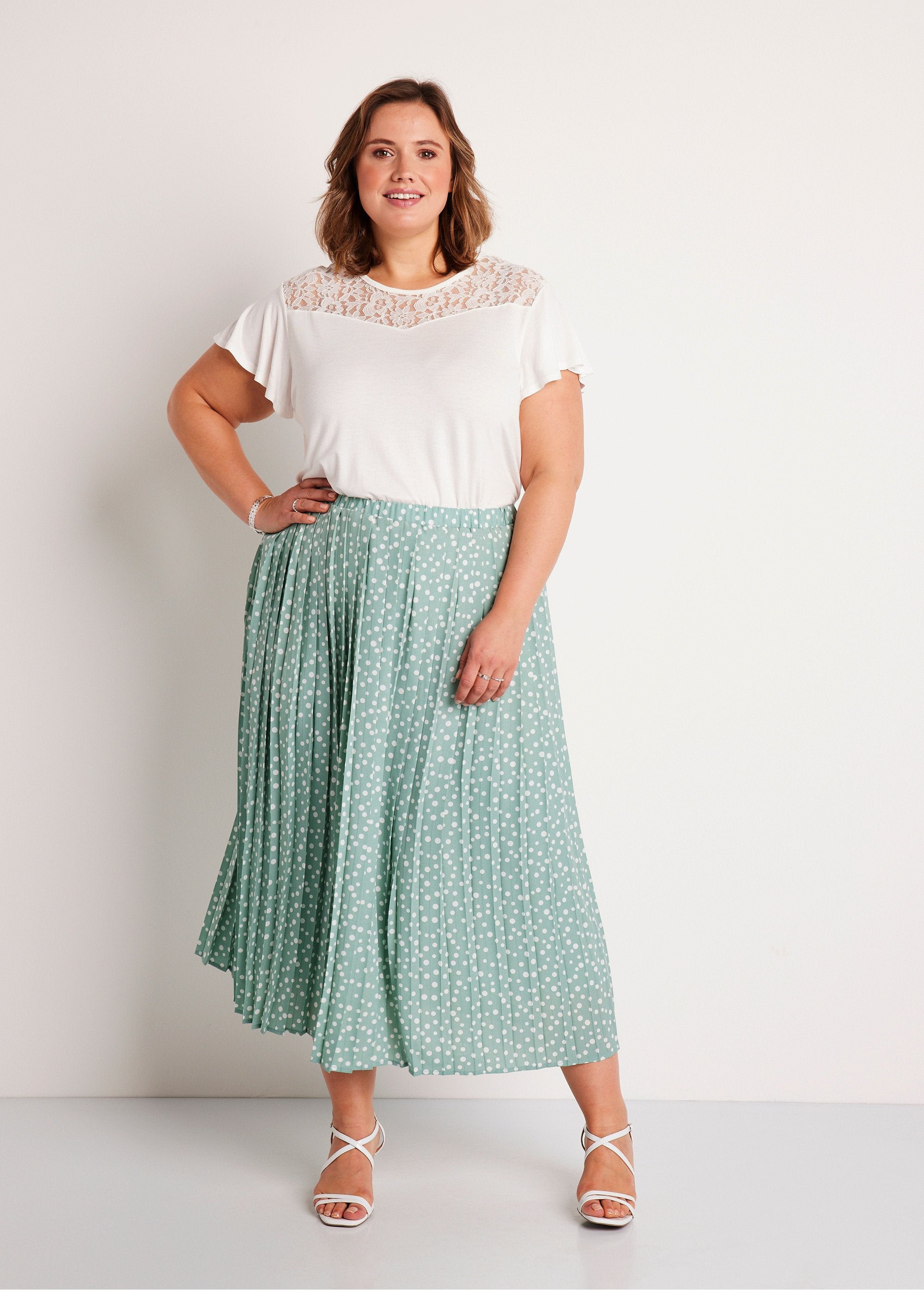 Falda_larga_plisada_con_estampado_de_topos_menta_y_blanco_SF1_curvy