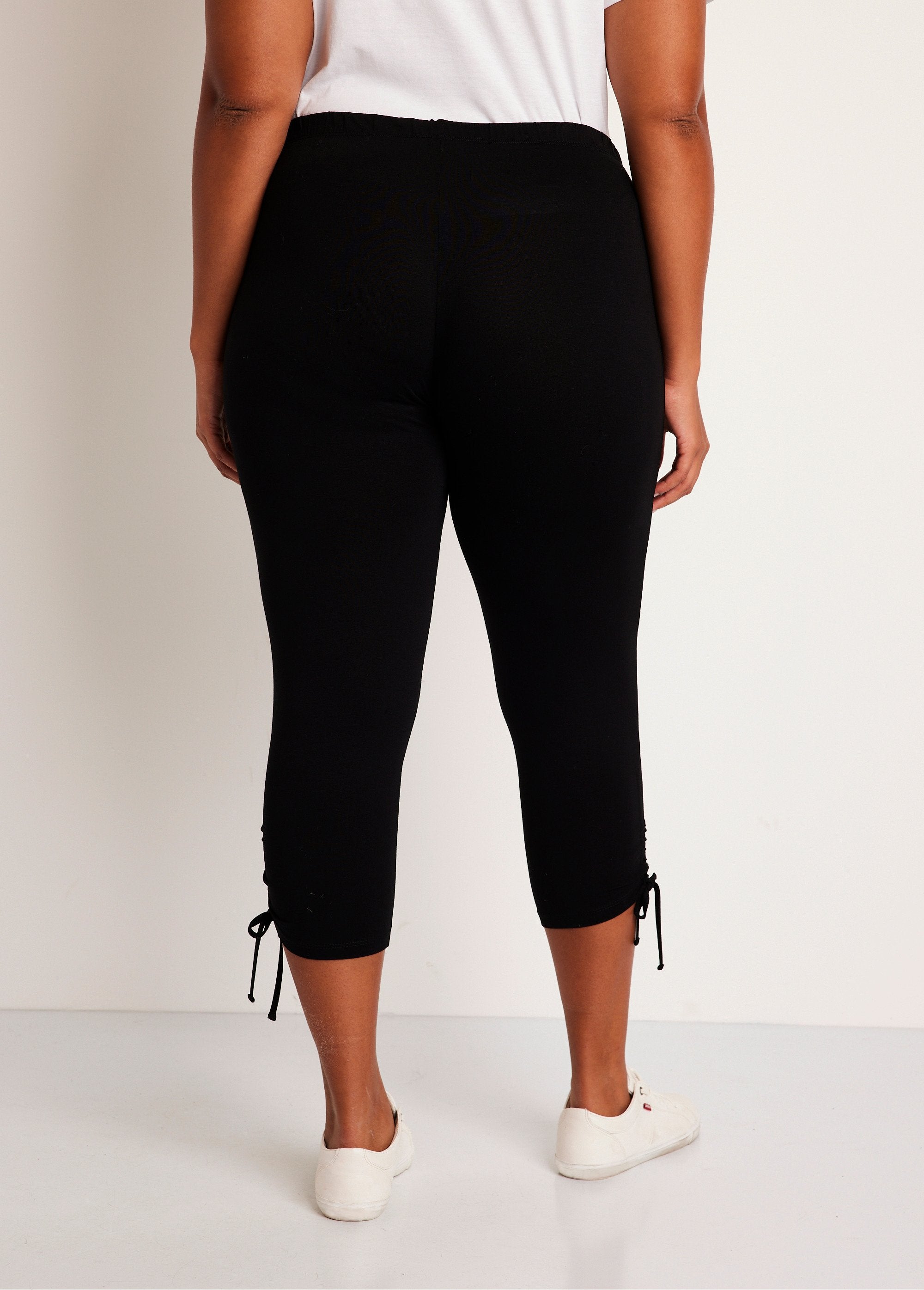 Legging_corto_con_cinturilla_elástica_Negro_liso_DO1_curvy