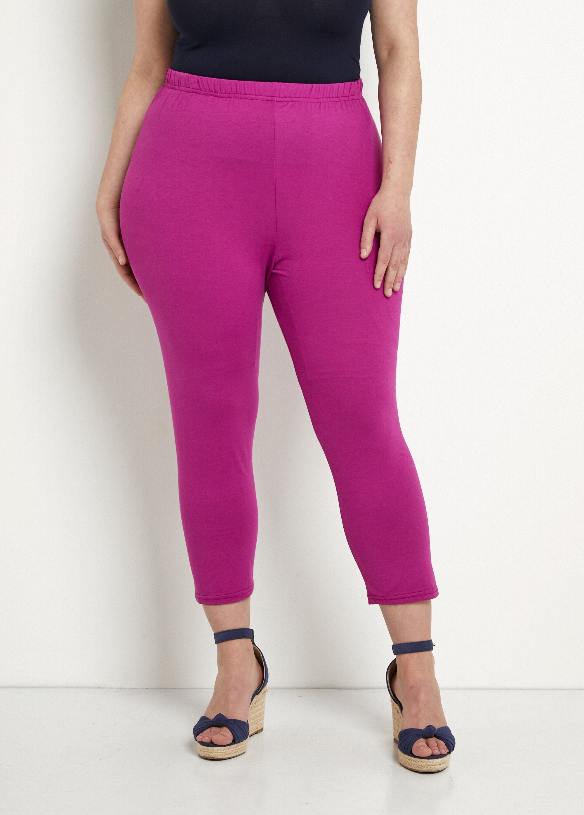 Leggings_cortos_con_cintura_elástica_y_elásticos_grosella_negra_simple_FA1_curvy