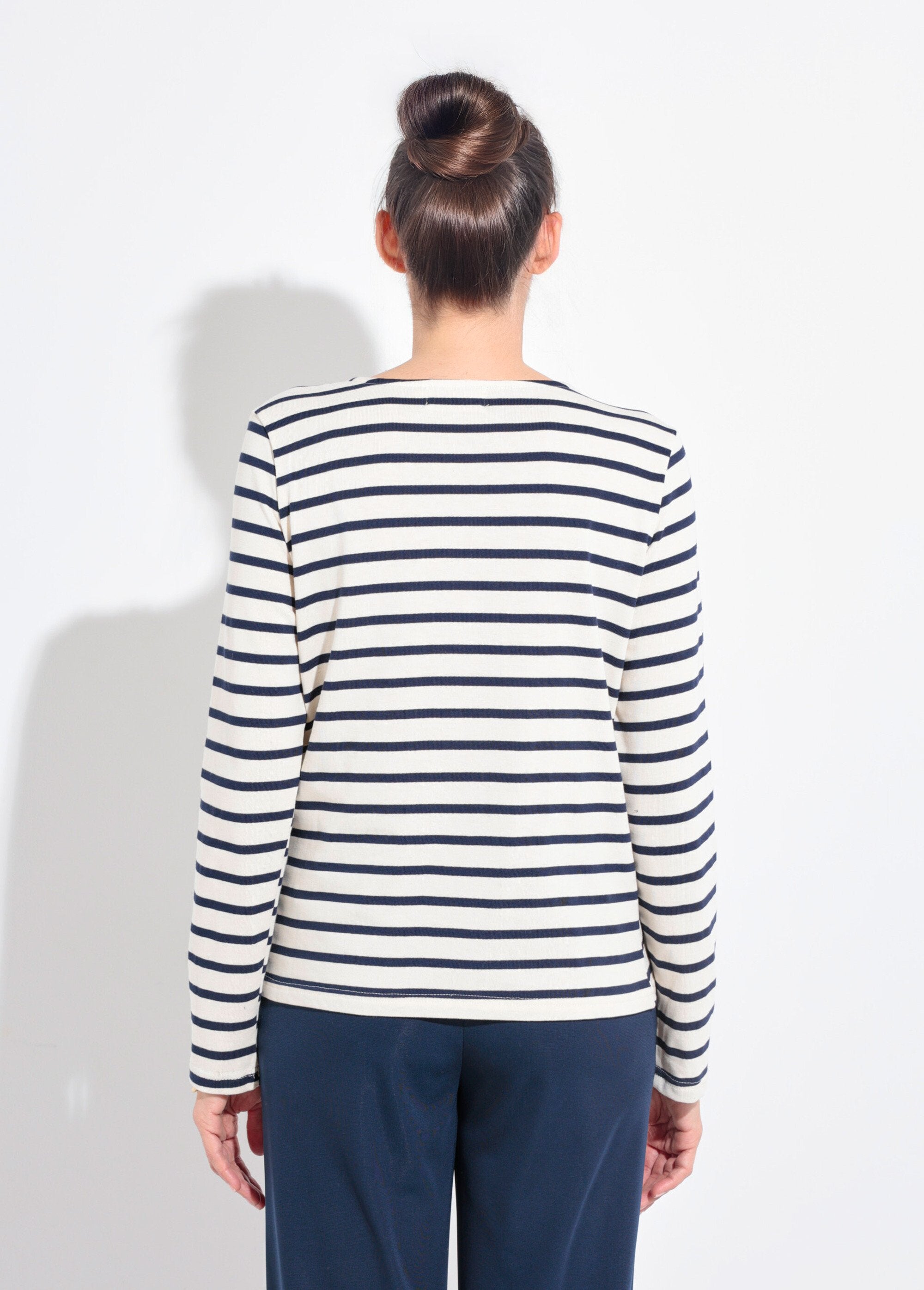 Camisa_de_marinero_con_botones_en_forma_de_corazón_en_los_hombros_Blanco_con_rayas_azul_marino_DO1_slim