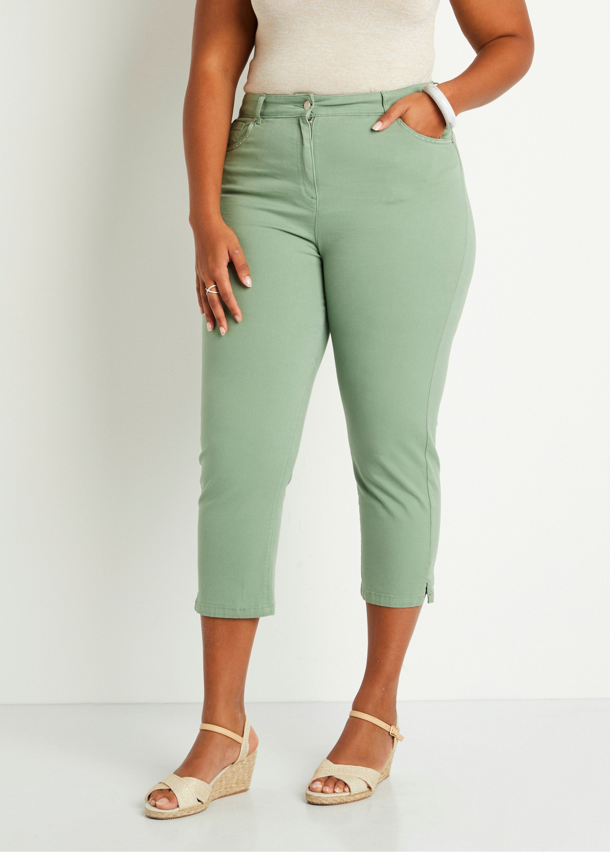 Pantalón_cropped_con_cinturón_elástico_y_5_bolsillos_Tilo_FA1_curvy