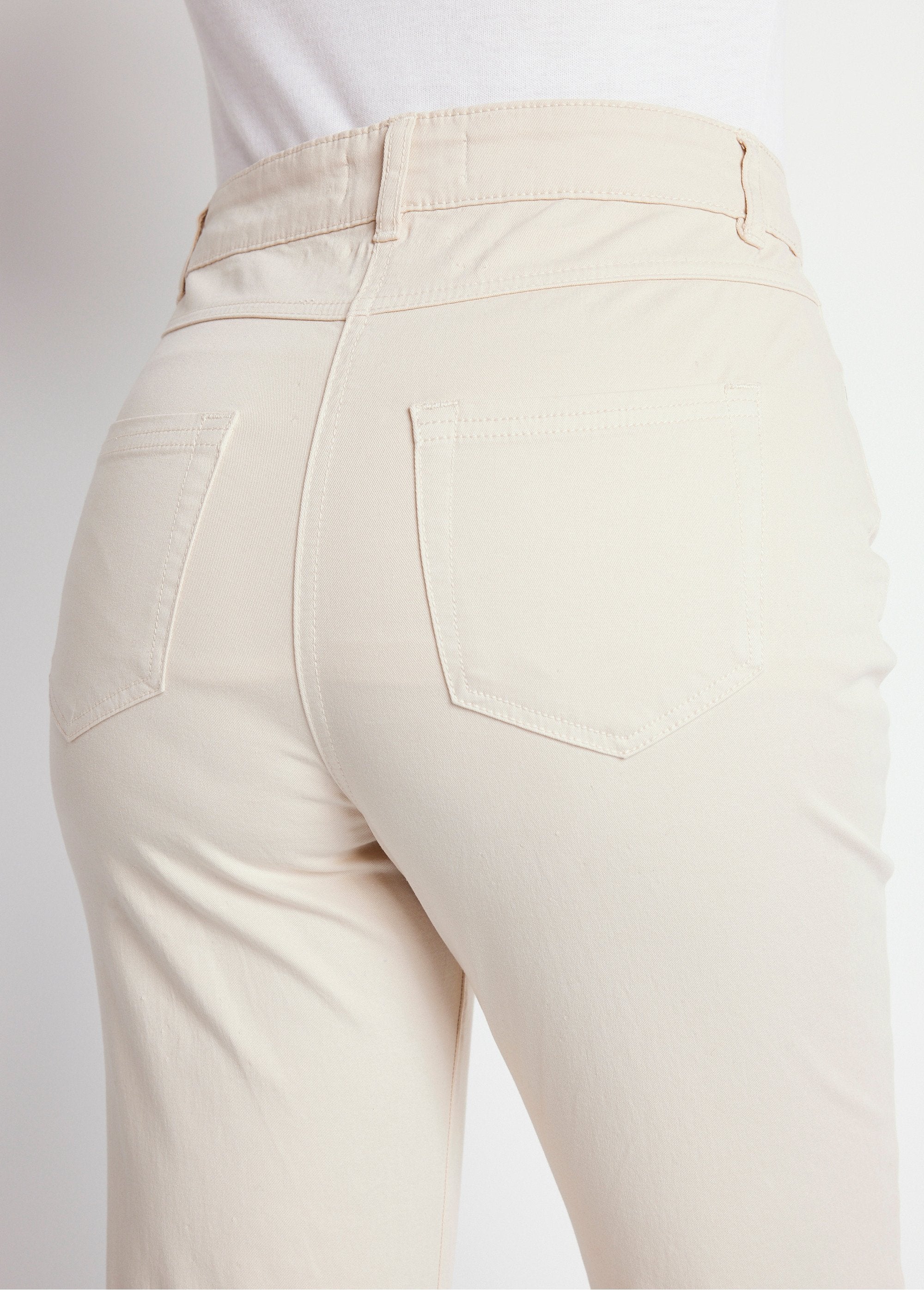 Pantalón_recto_de_cinco_bolsillos_de_algodón_elástico_Beige_DE1_slim