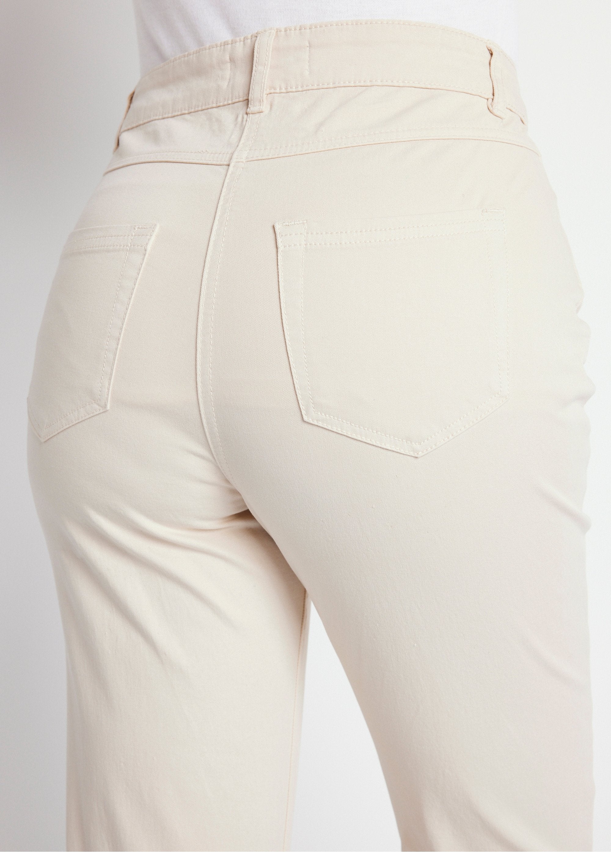 Pantalón_recto_de_cinco_bolsillos_de_algodón_elástico_Beige_DE2_slim