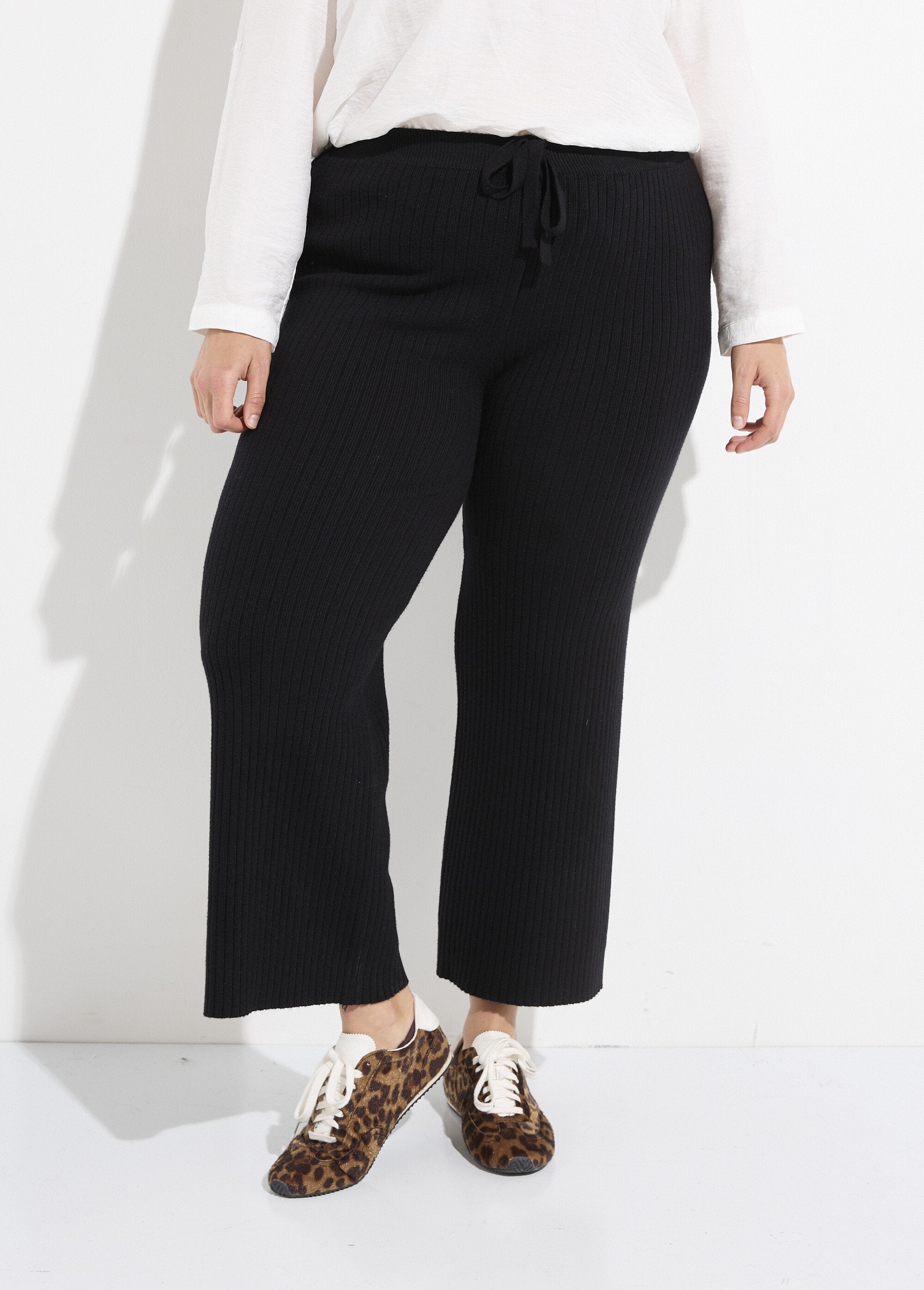 Pantalón_de_punto_cómodo,_corte_ancho._Negro_FA1_curvy