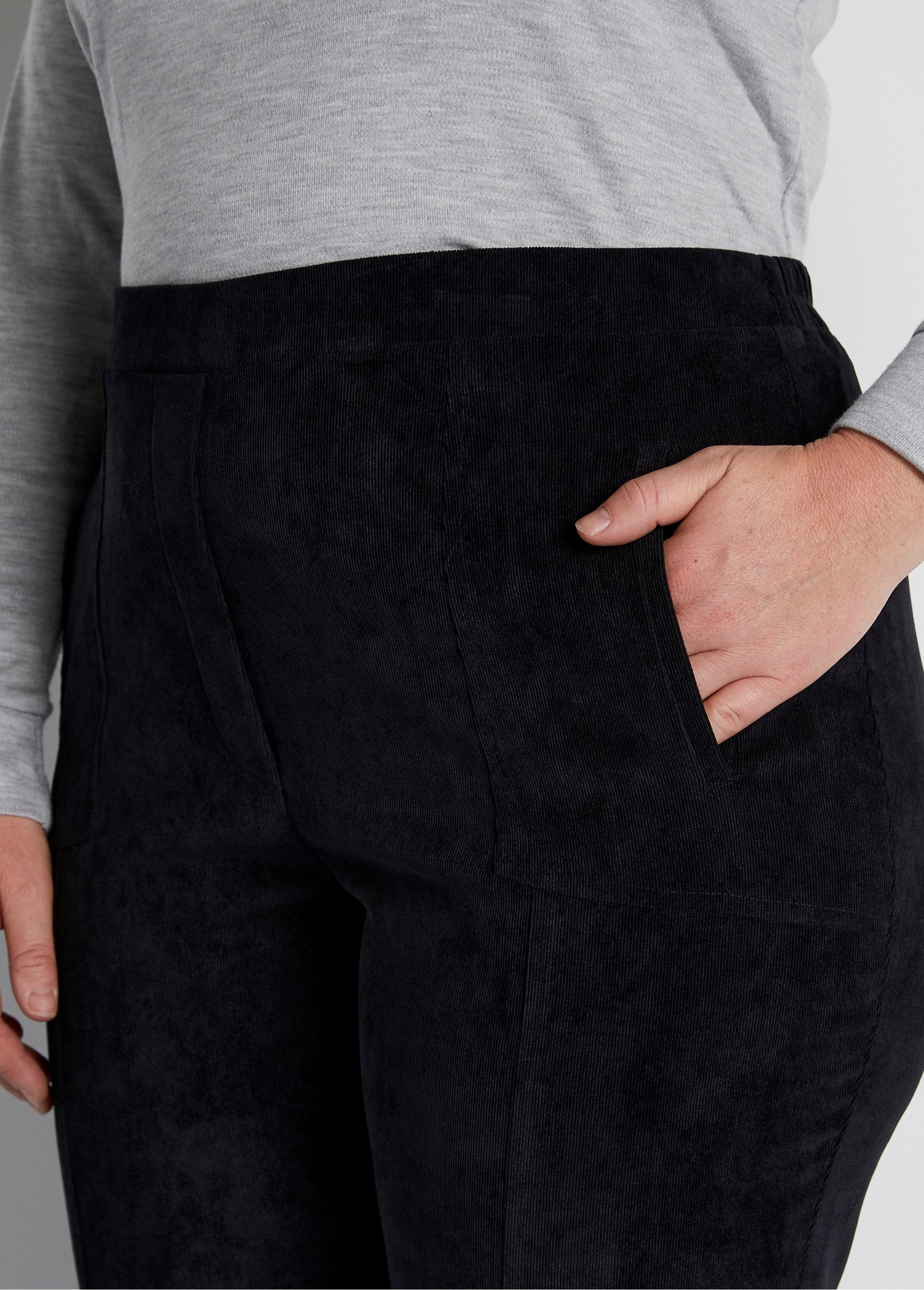 Pantalón_recto_con_cintura_elástica_y_terciopelo_milrayas_Negro_DE1_curvy