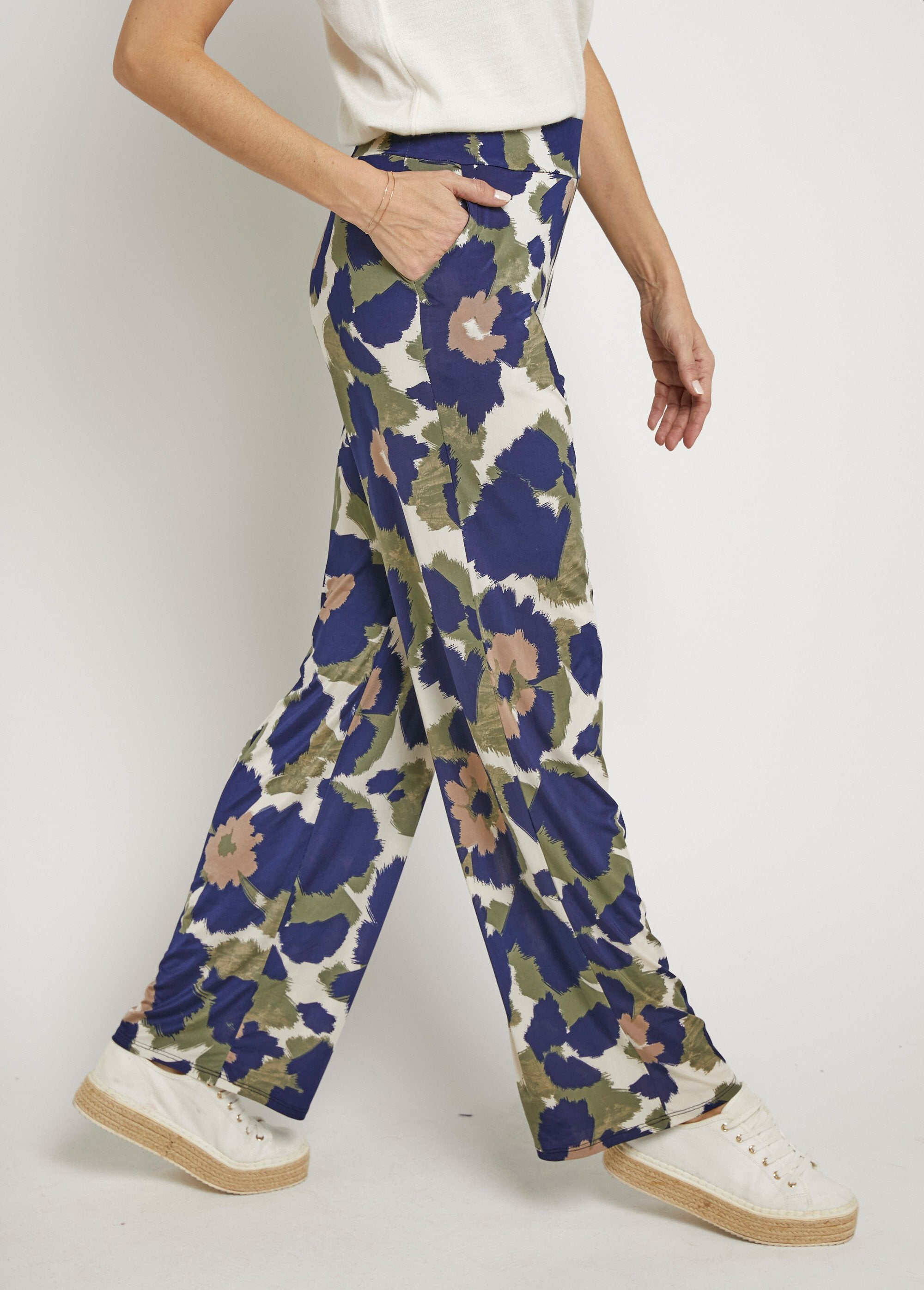 Pantalones_elásticos_fluidos_con_estampado_floral_elegante_Azul_marino_y_caqui_DR1_slim