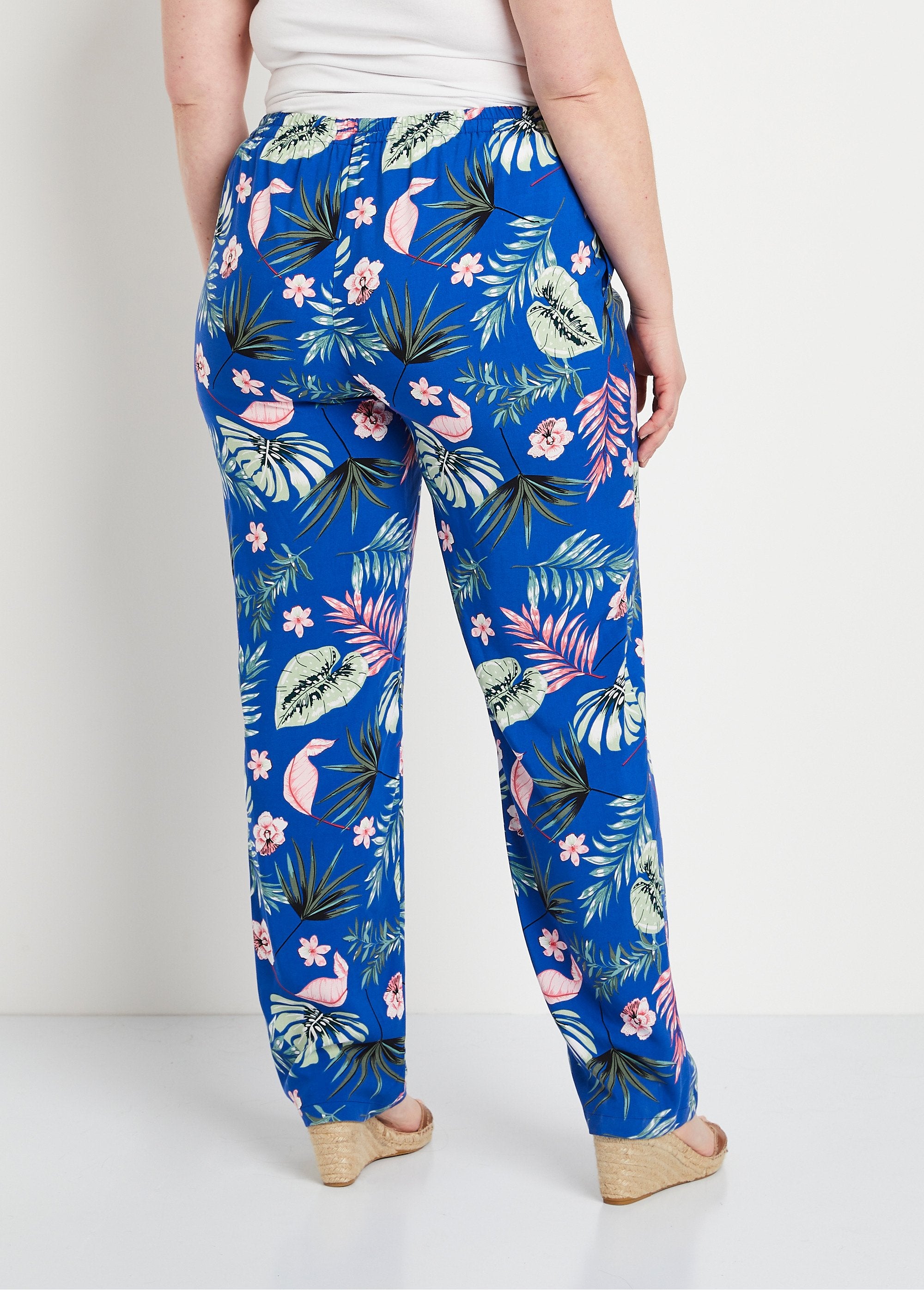 Pantalón_estampado_cintura_elástica_fondo_azul_real_DO1_curvy