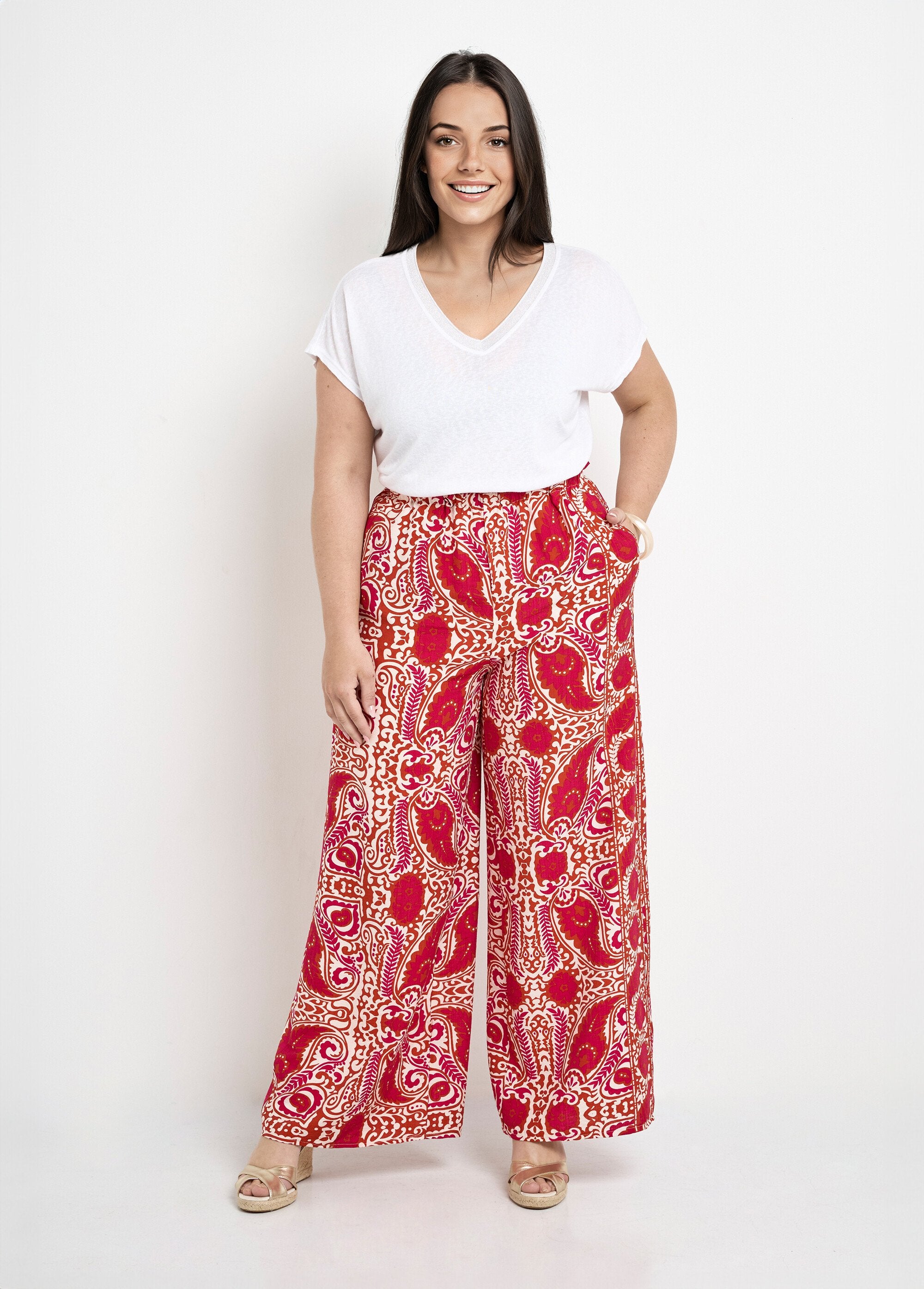 Pantalones_anchos_y_fluidos_con_estampado_étnico_Estampados_de_rosas_SF1_curvy