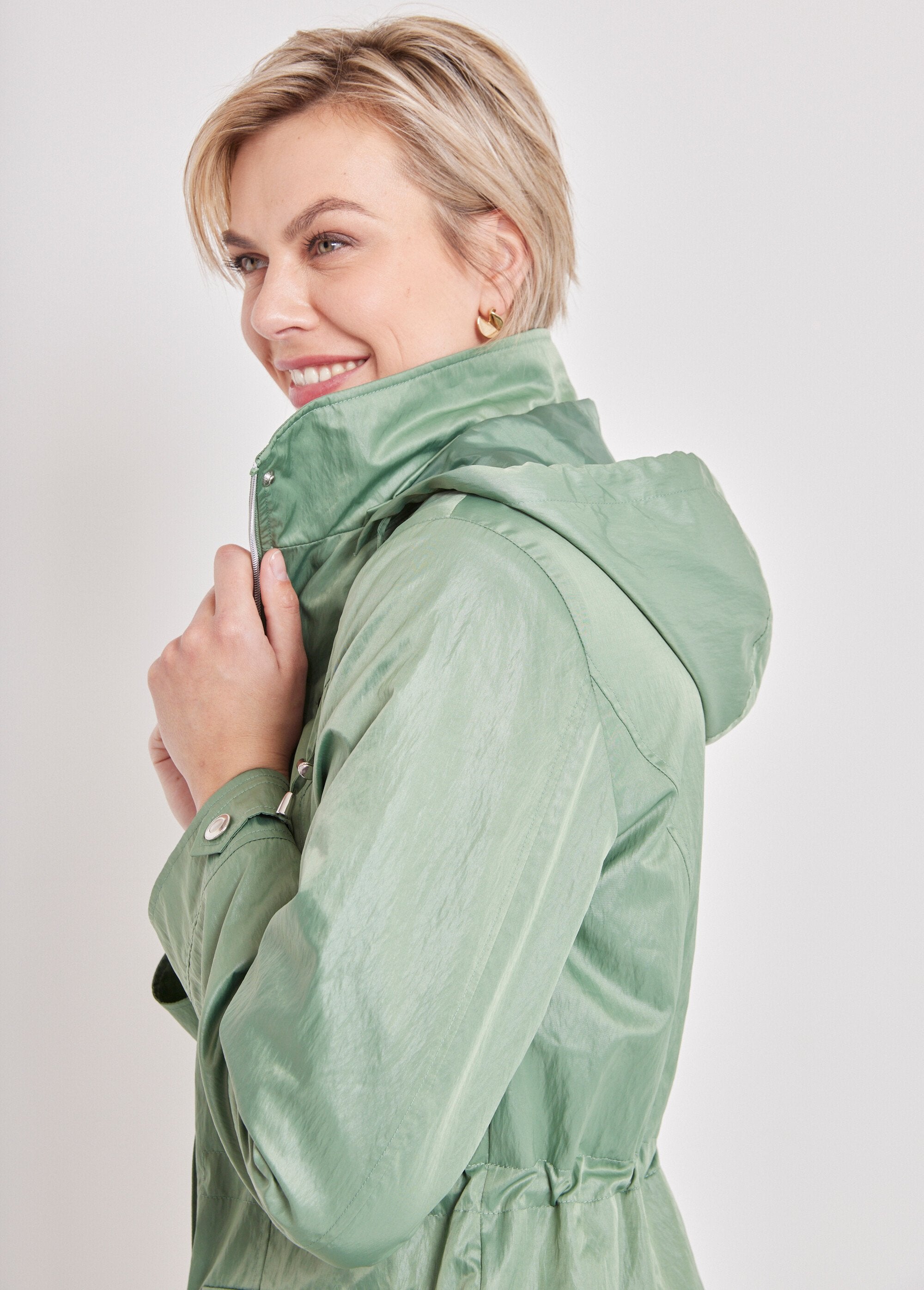 Parka_con_cremallera_y_botones_automáticos_verde_almendra_DE2_slim