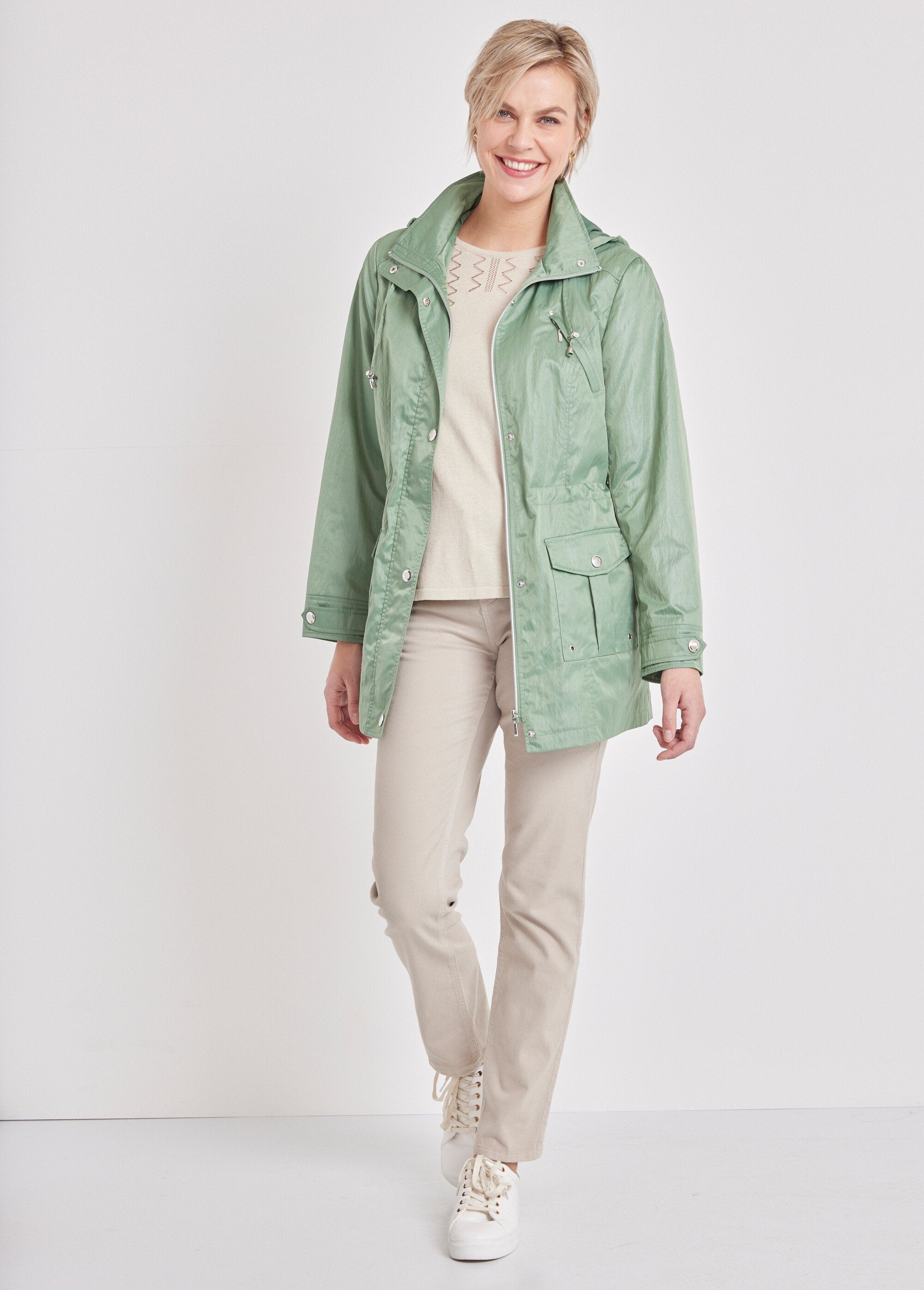 Parka_con_cremallera_y_botones_automáticos_verde_almendra_SF1_slim