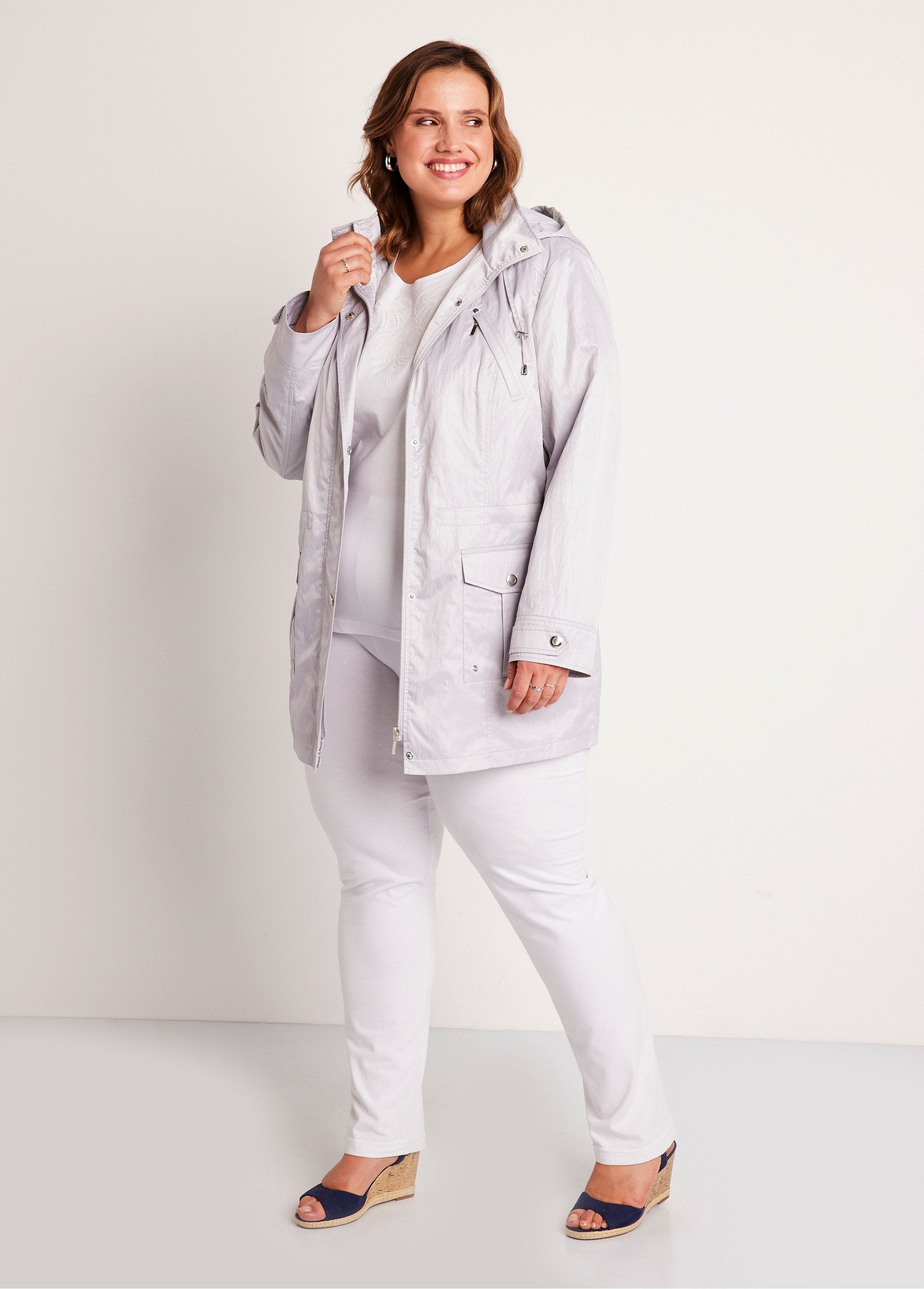 Parka_con_cremallera_y_botones_automáticos_Gris_plateado_SF1_curvy