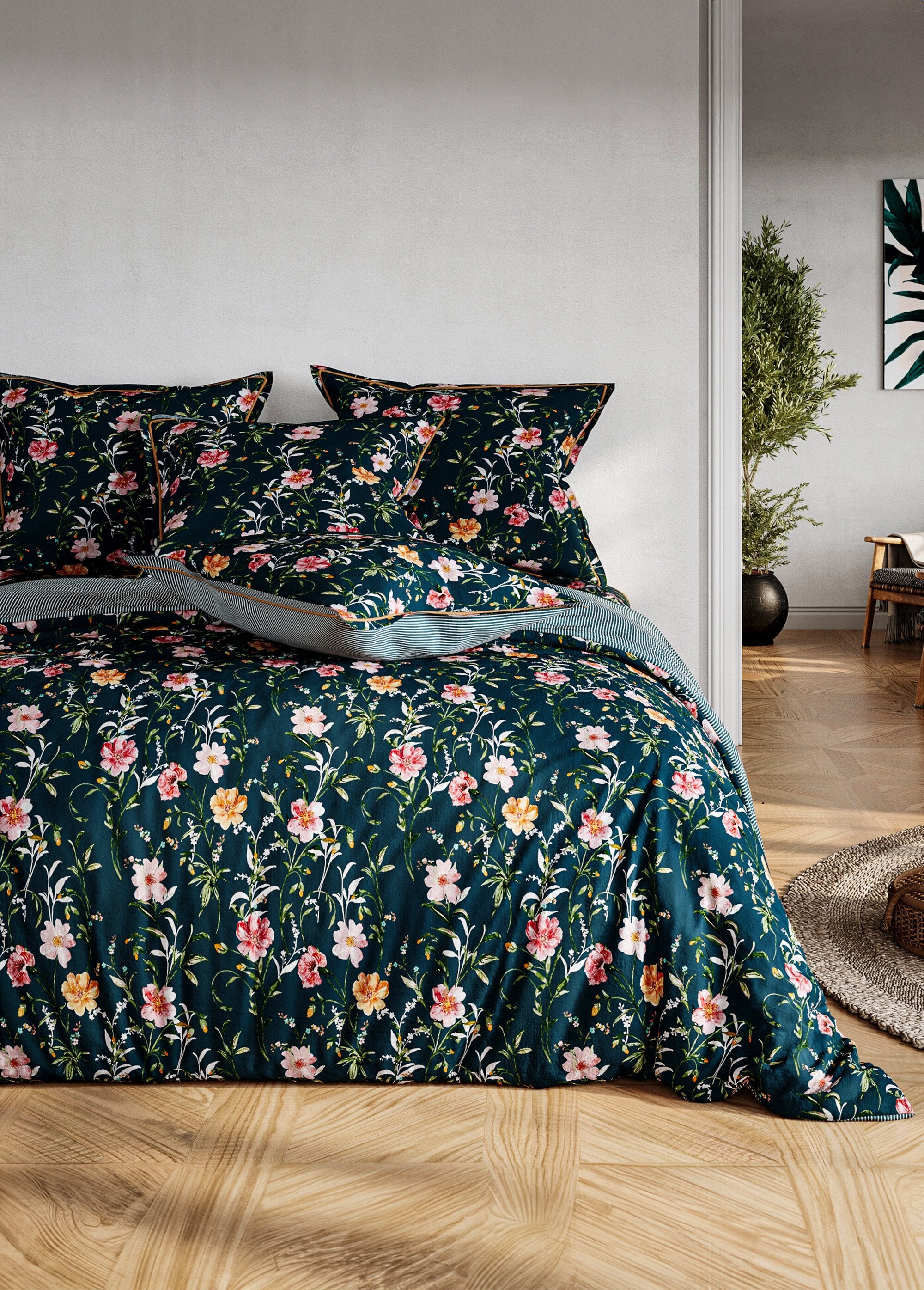 Parure_de_lit_3_pièces_avec_housse_de_couette,_floral_Imprime_bleu_FA1_slim