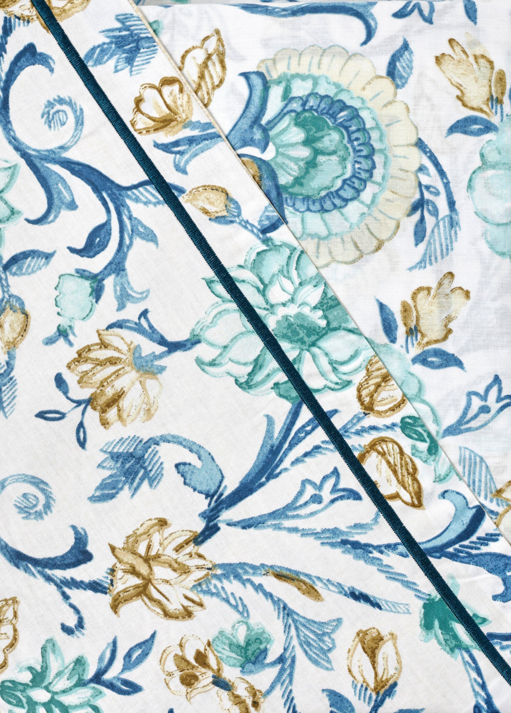 Parure_de_lit_3_pièces_avec_housse_de_couette,_camélias_Bleu_DO1_slim
