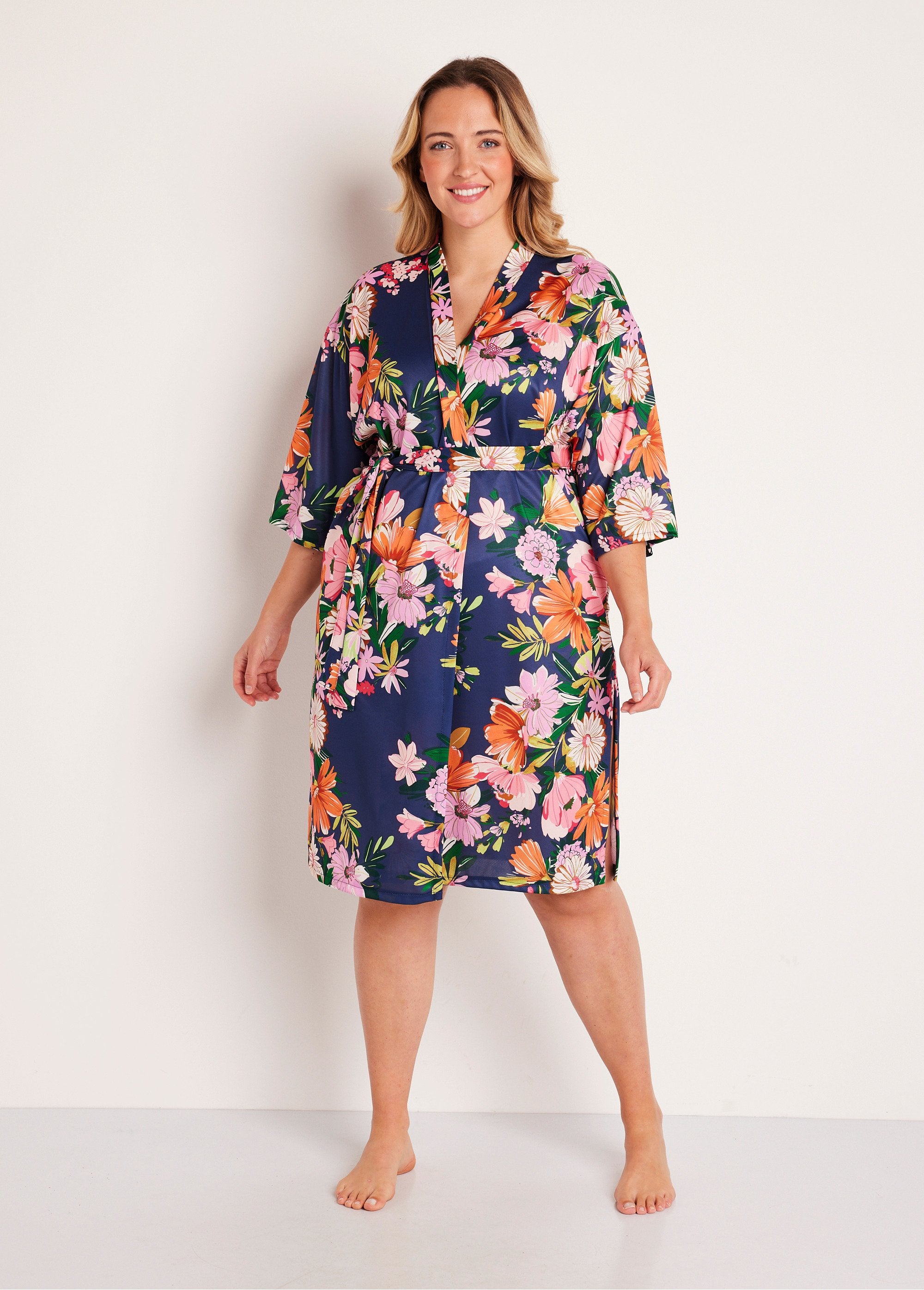 Albornoz_tipo_kimono_de_raso_vegetal_de_largo_medio_Estampado_azul_marino_FA1_curvy