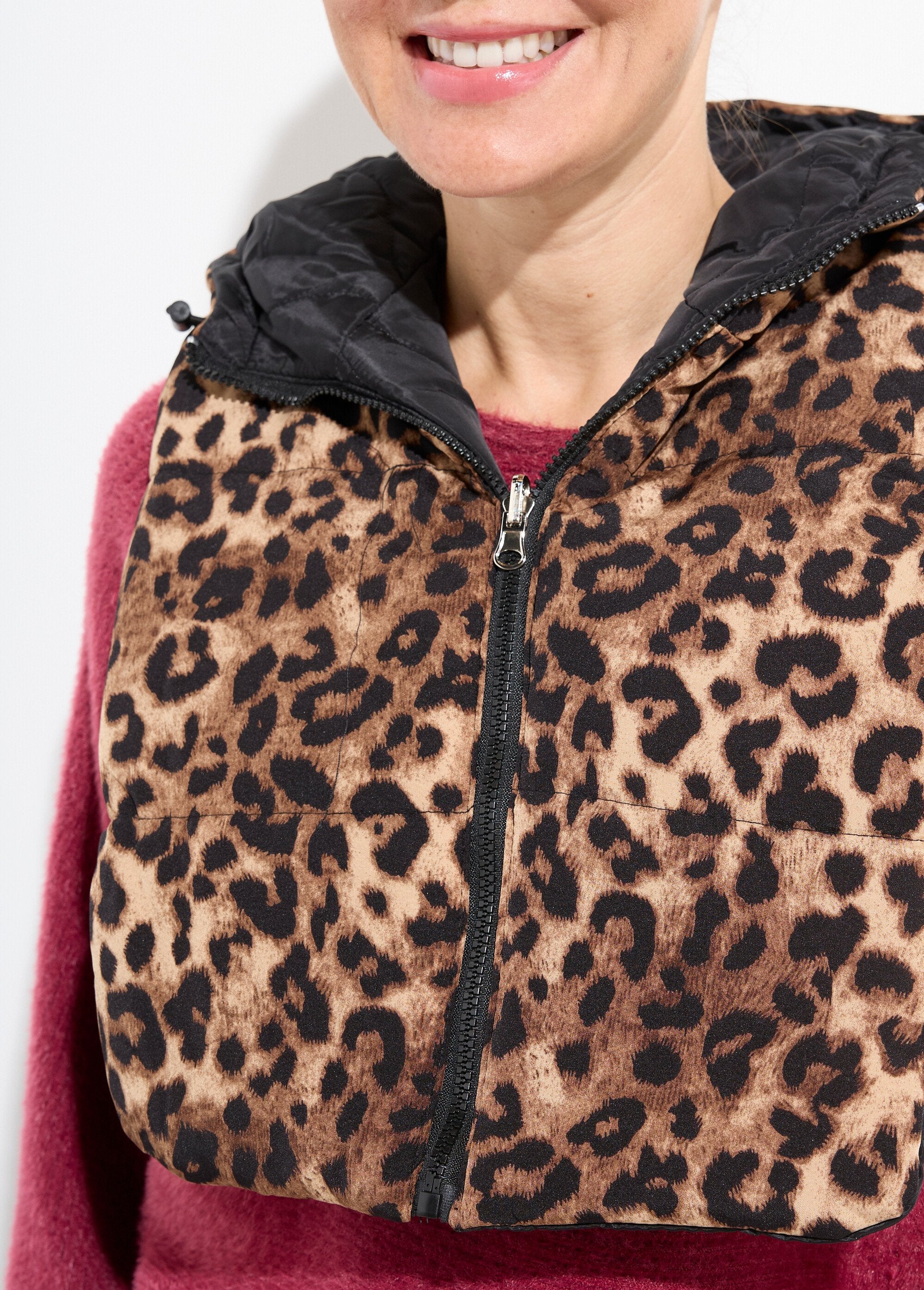 Babero_acolchado_con_capucha_y_cremallera_Leopardo_DE1_slim