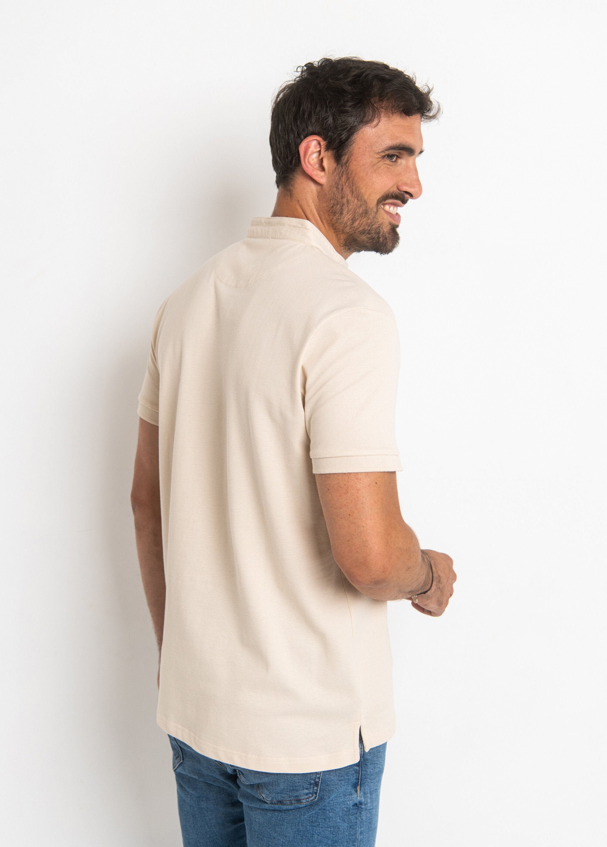 Polo_de_manga_corta_con_cuello_mao_Beige_DO1_slim