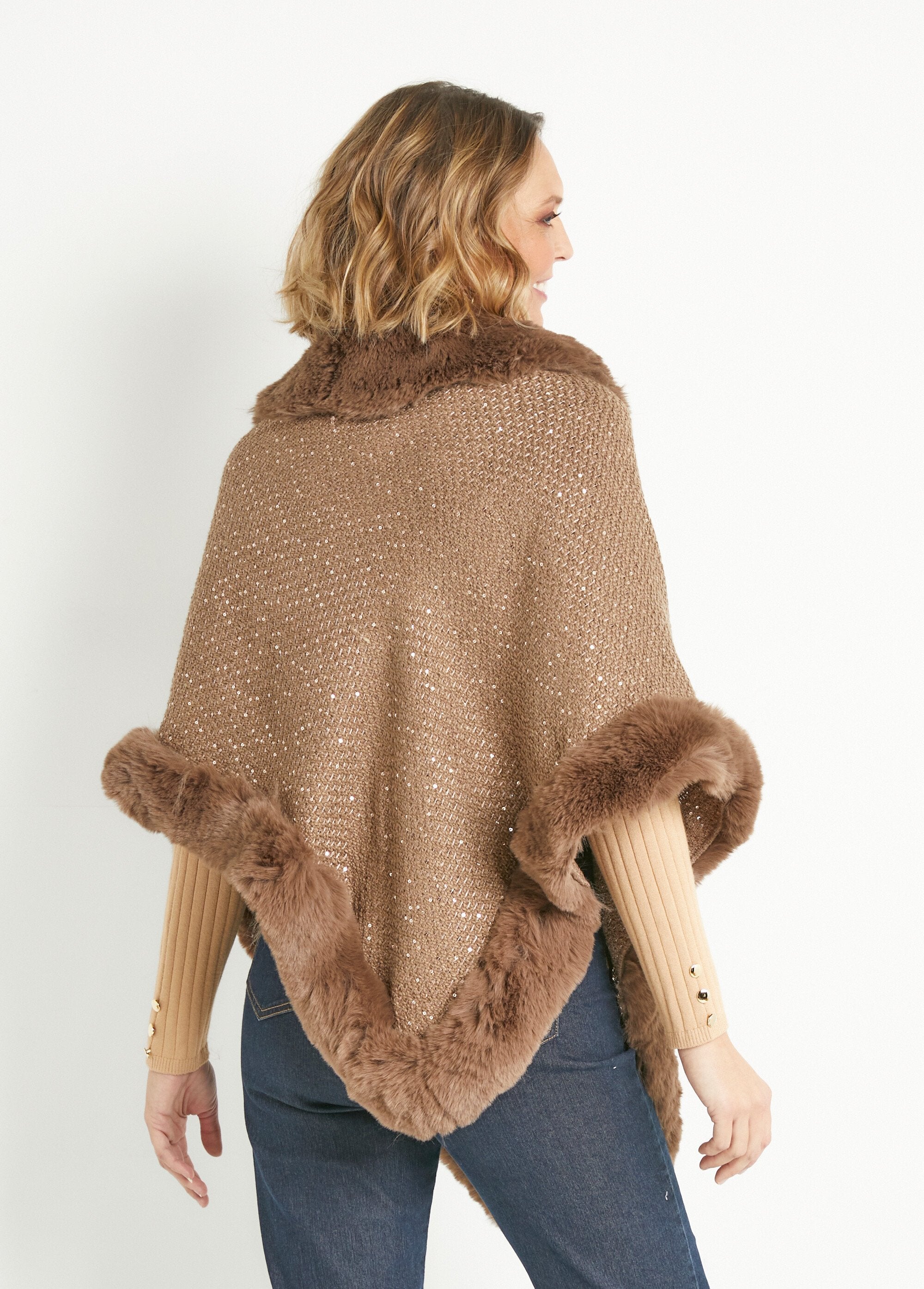 Poncho_de_punto_brillante_con_borde_de_pelo_camello_DO1_slim