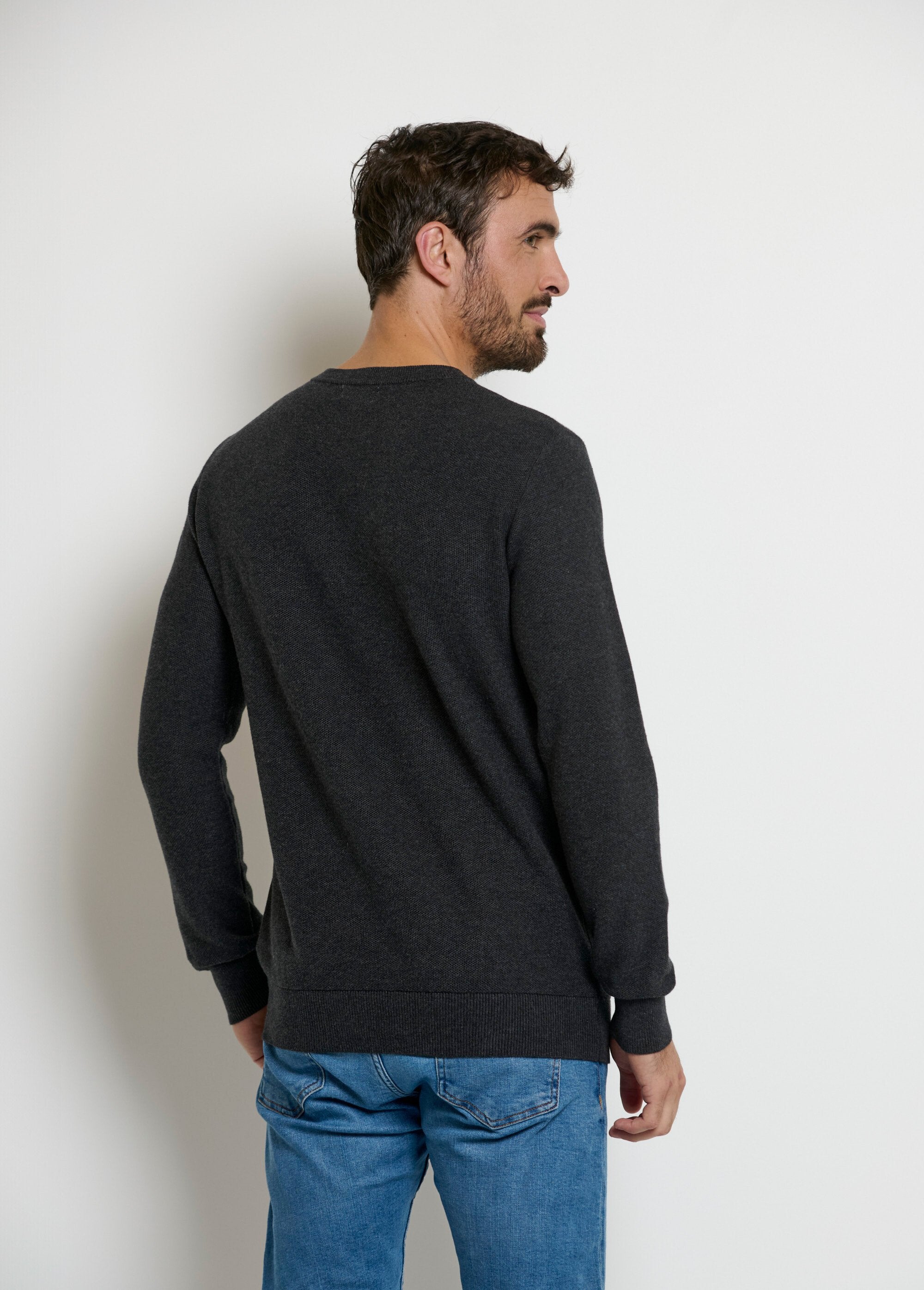 Suéter_de_cuello_redondo_con_punto_piqué_fantasía_Gris_DO1_slim