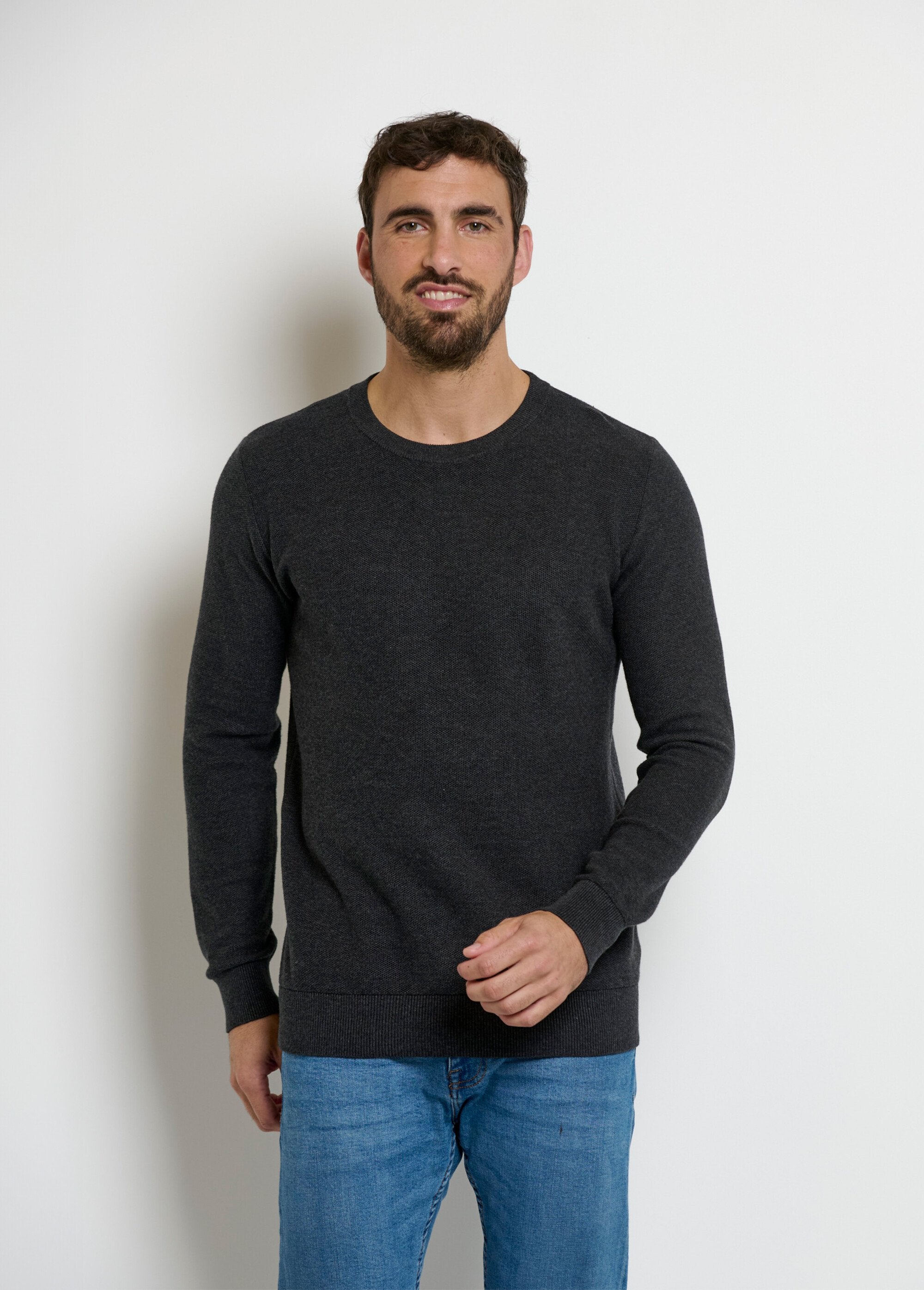 Suéter_de_cuello_redondo_con_punto_piqué_fantasía_Gris_FA1_slim