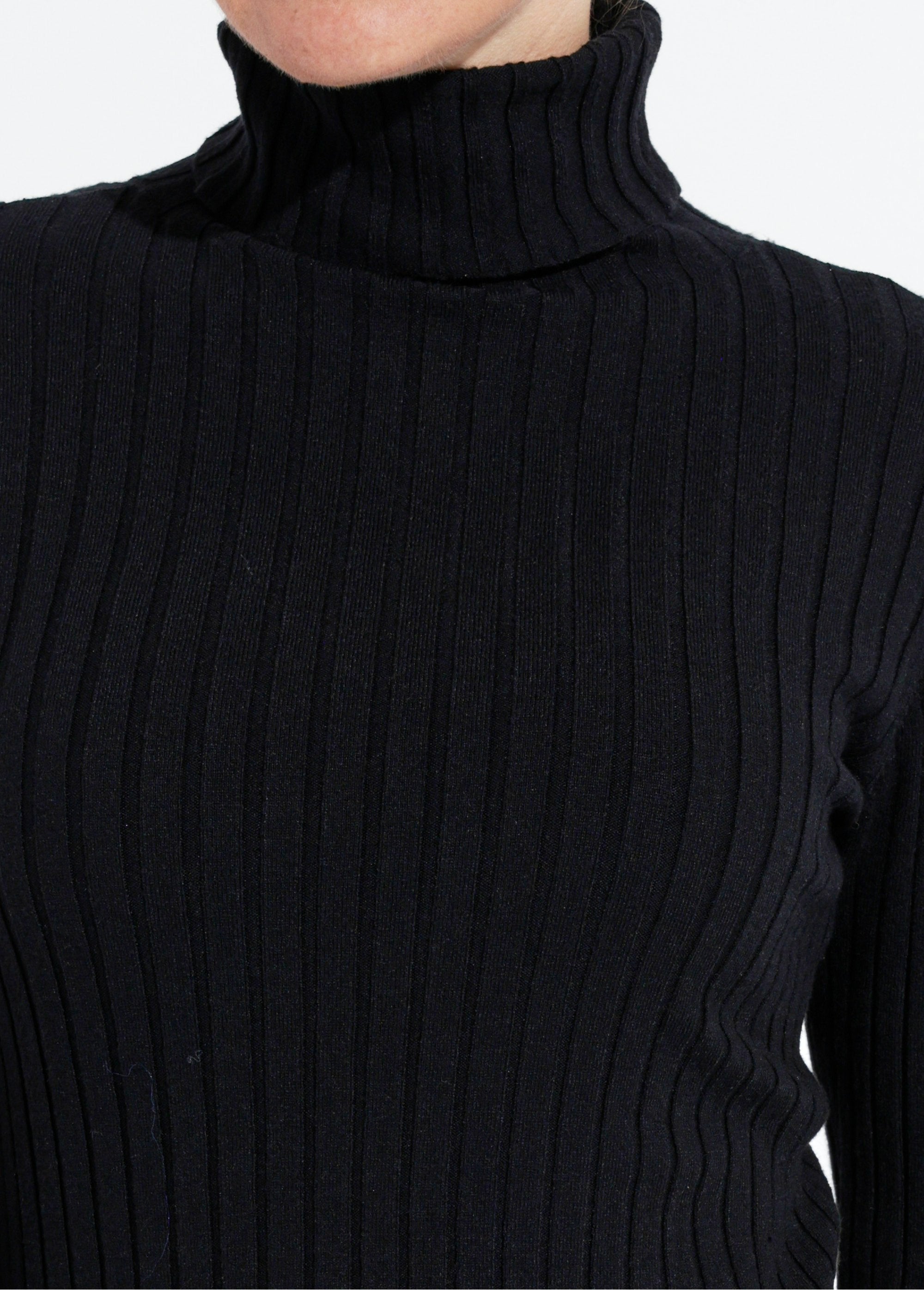 Suéter_fino_de_cuello_alto,_punto_plano._Negro_DE1_slim