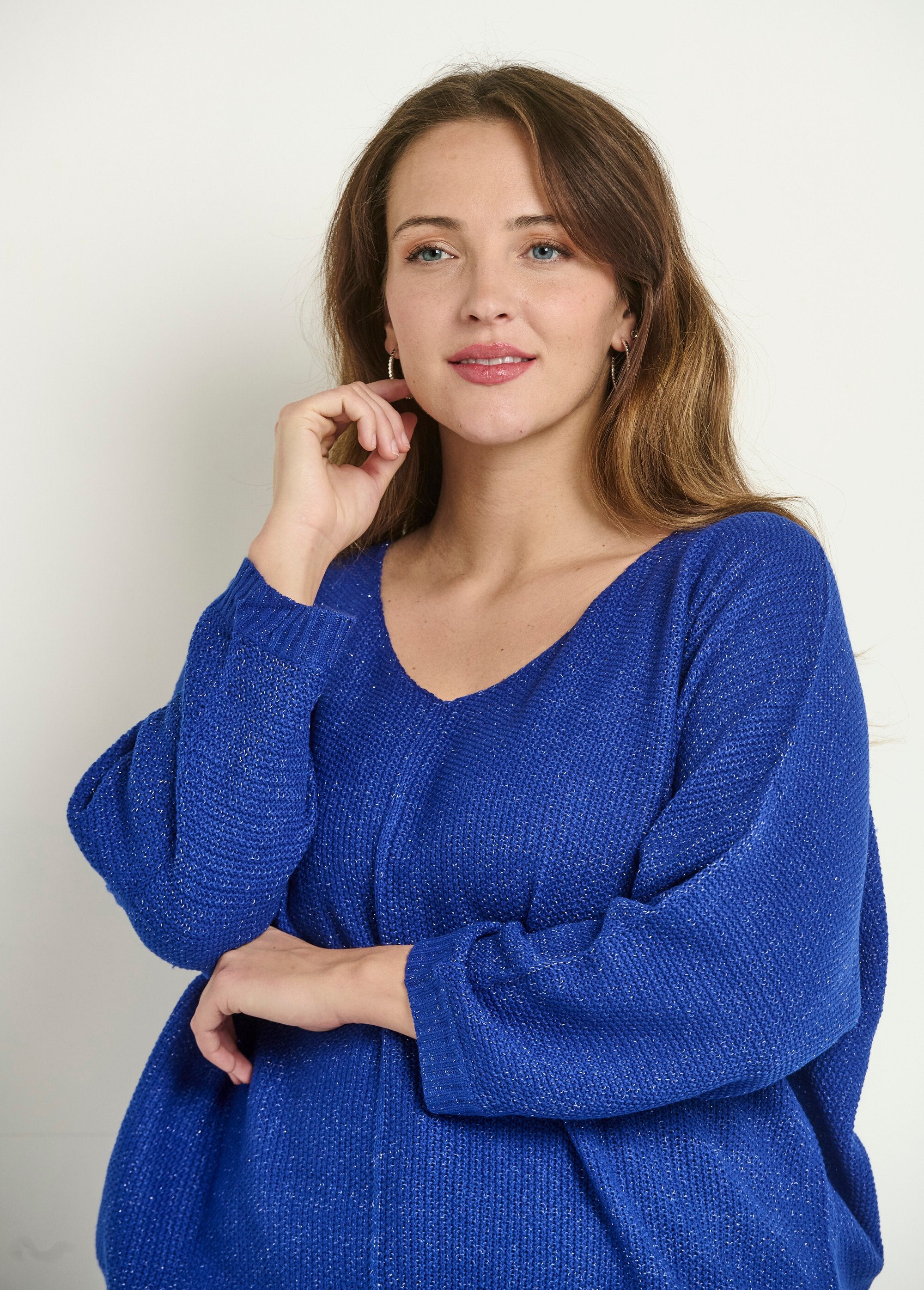 Jersey_de_punto_metalizado_con_cuello_de_pico_Azul_DE1_curvy