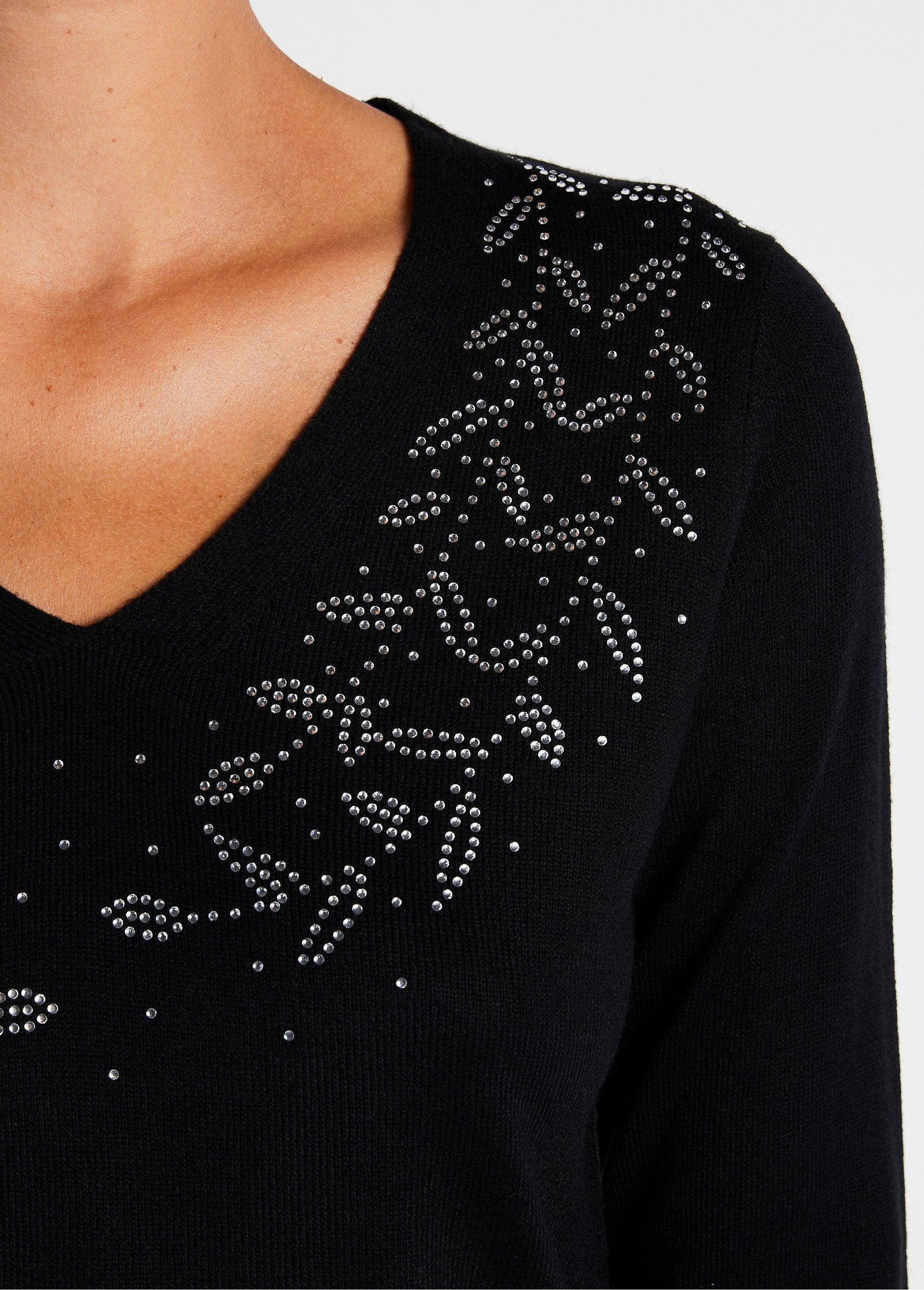 Jersey_de_manga_larga_con_cuello_en_V_y_strass_Negro_DE2_slim