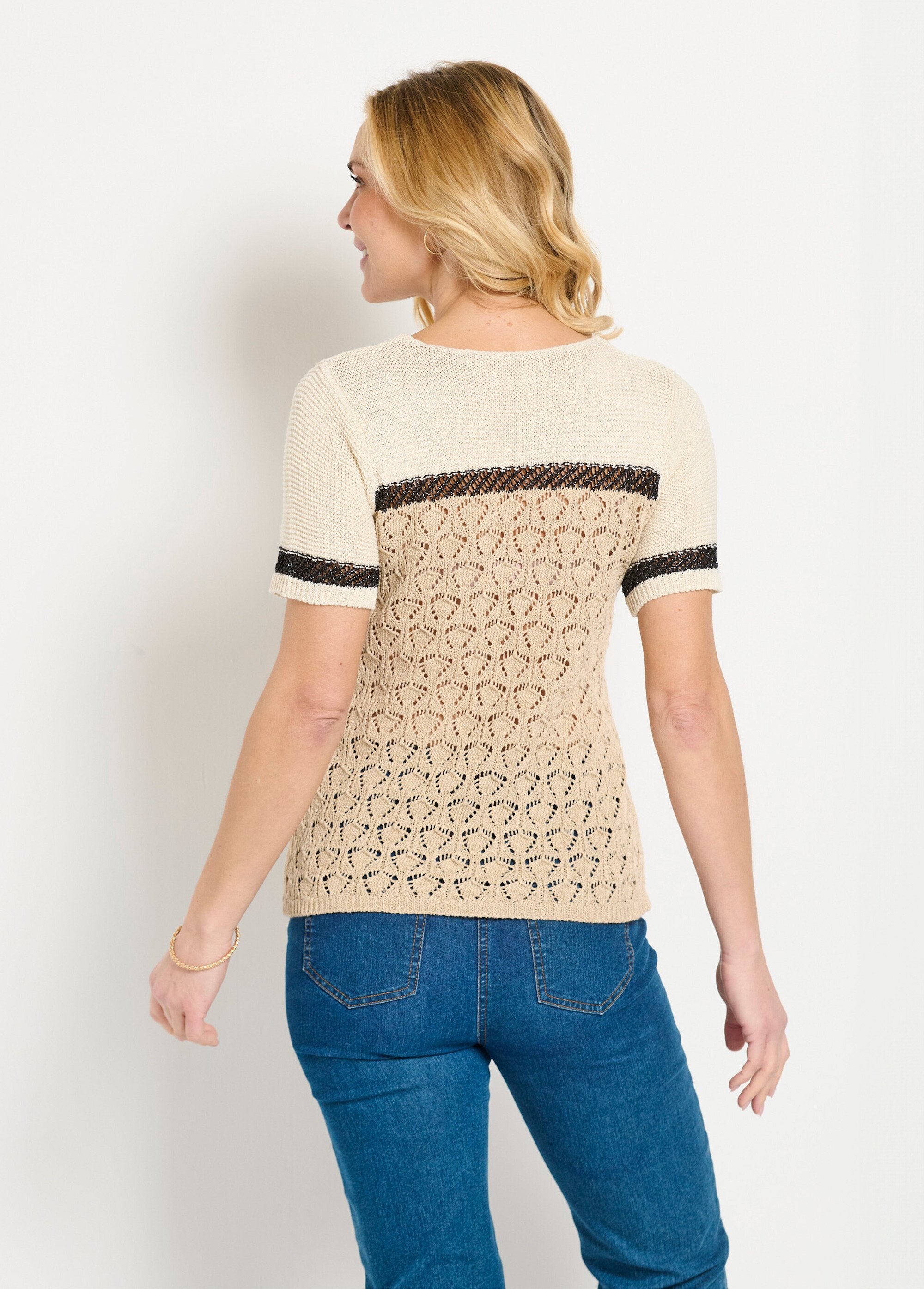 Jersey_suave_y_brillante_de_manga_corta_y_cuello_redondo_Beige_y_negro_DO1_slim