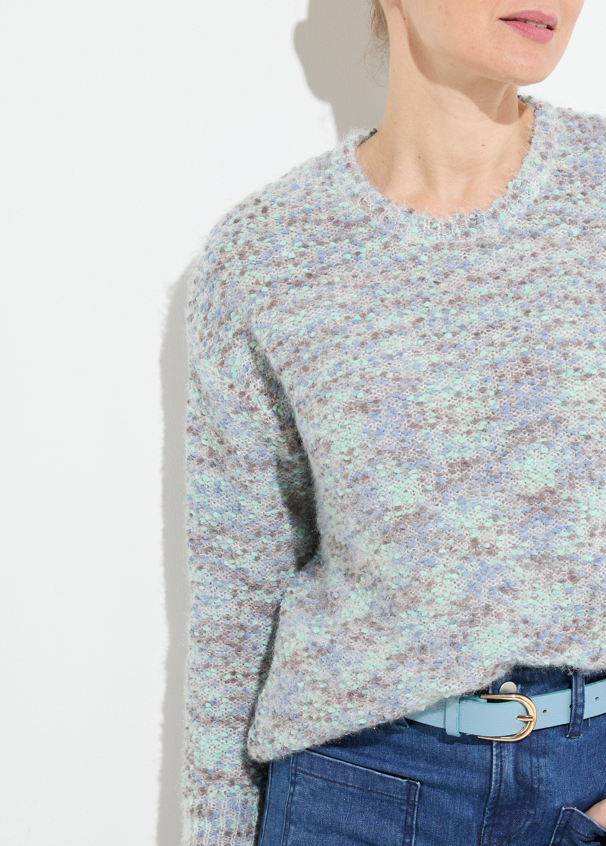 Suéter_suave_de_cuello_redondo_con_punto_de_bola_multicolor._porcelana_azul_DE1_slim