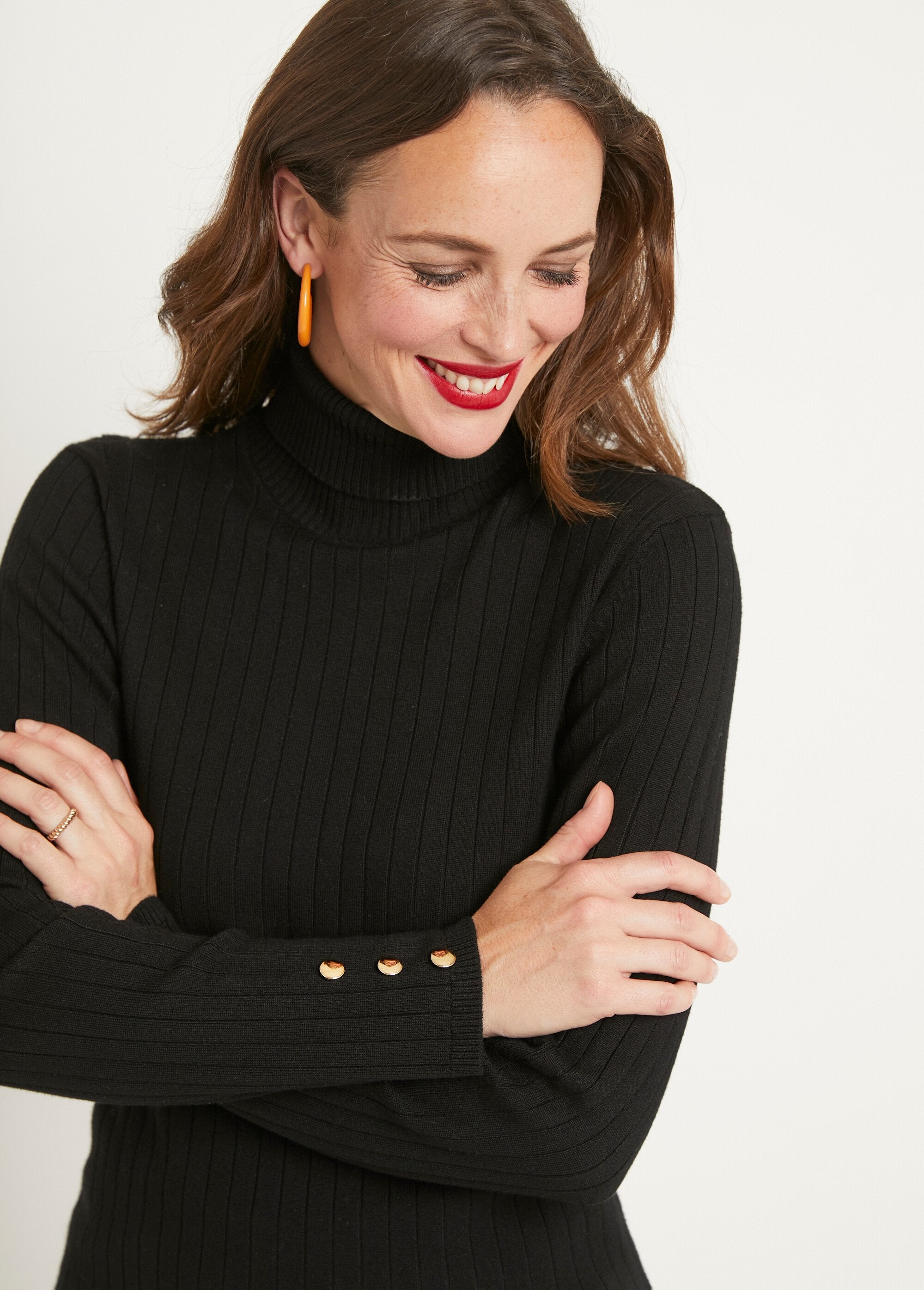 Suave_jersey_corto_de_cuello_alto_con_canalé_plano_Negro_DE1_slim