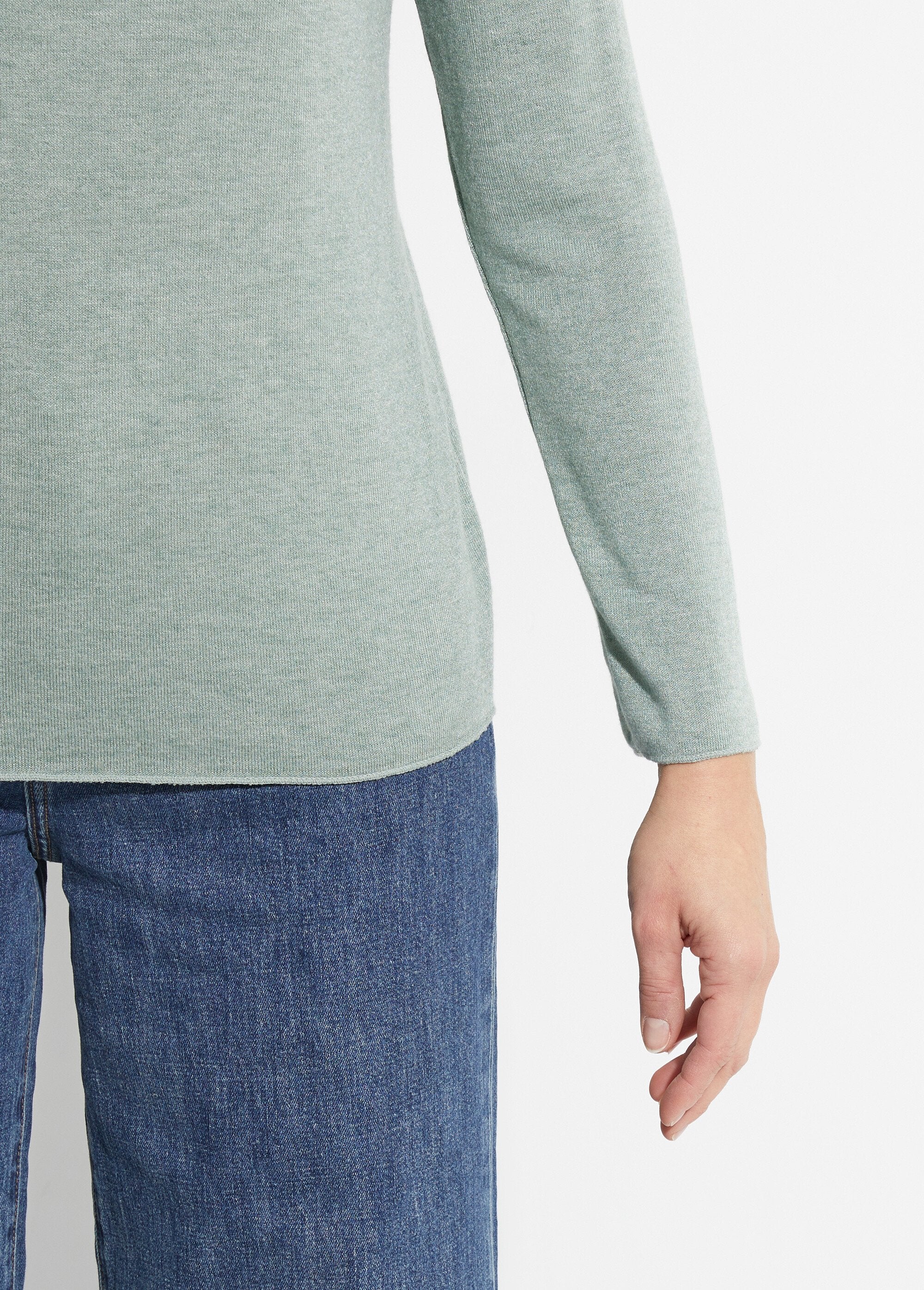 Suéter_fino_de_angora_y_lana,_cuello_en_pico_verde_almendra_DE2_slim