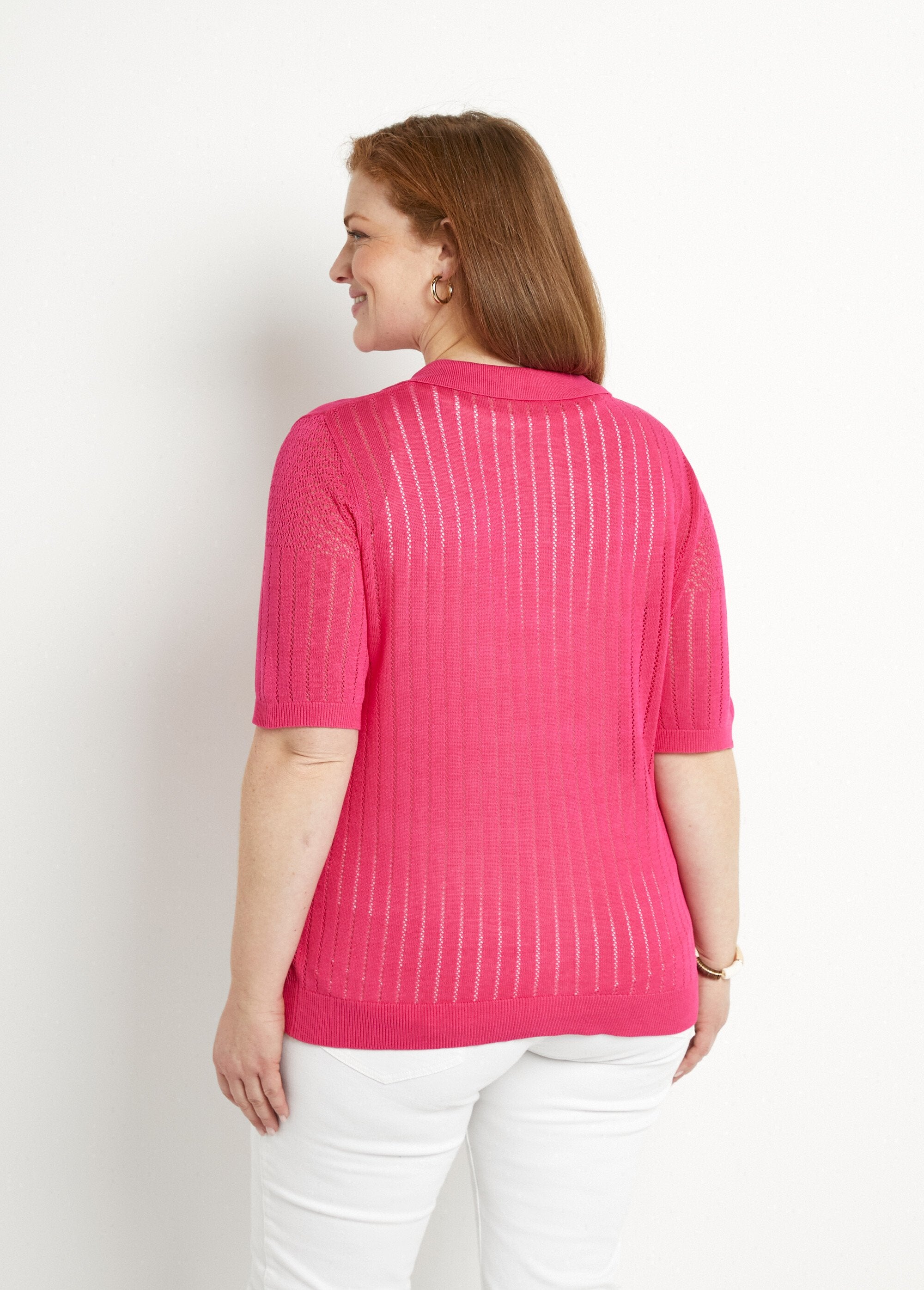 Suéter_fino_calado_de_cuello_polo_y_manga_corta_Fucsia_DO1_curvy