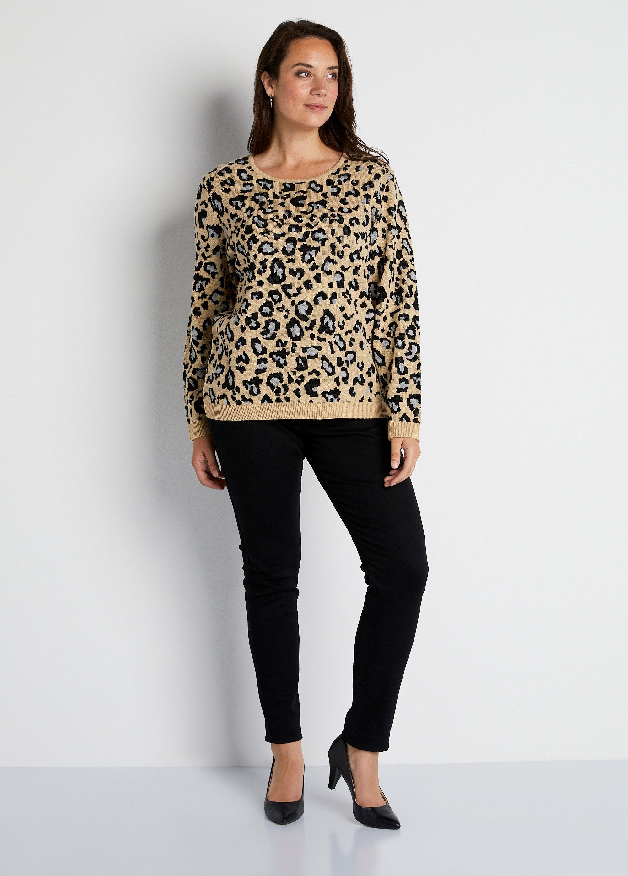 Jersey_jacquard_leopardo_cuello_redondo_Beige_y_negro_SF1_curvy