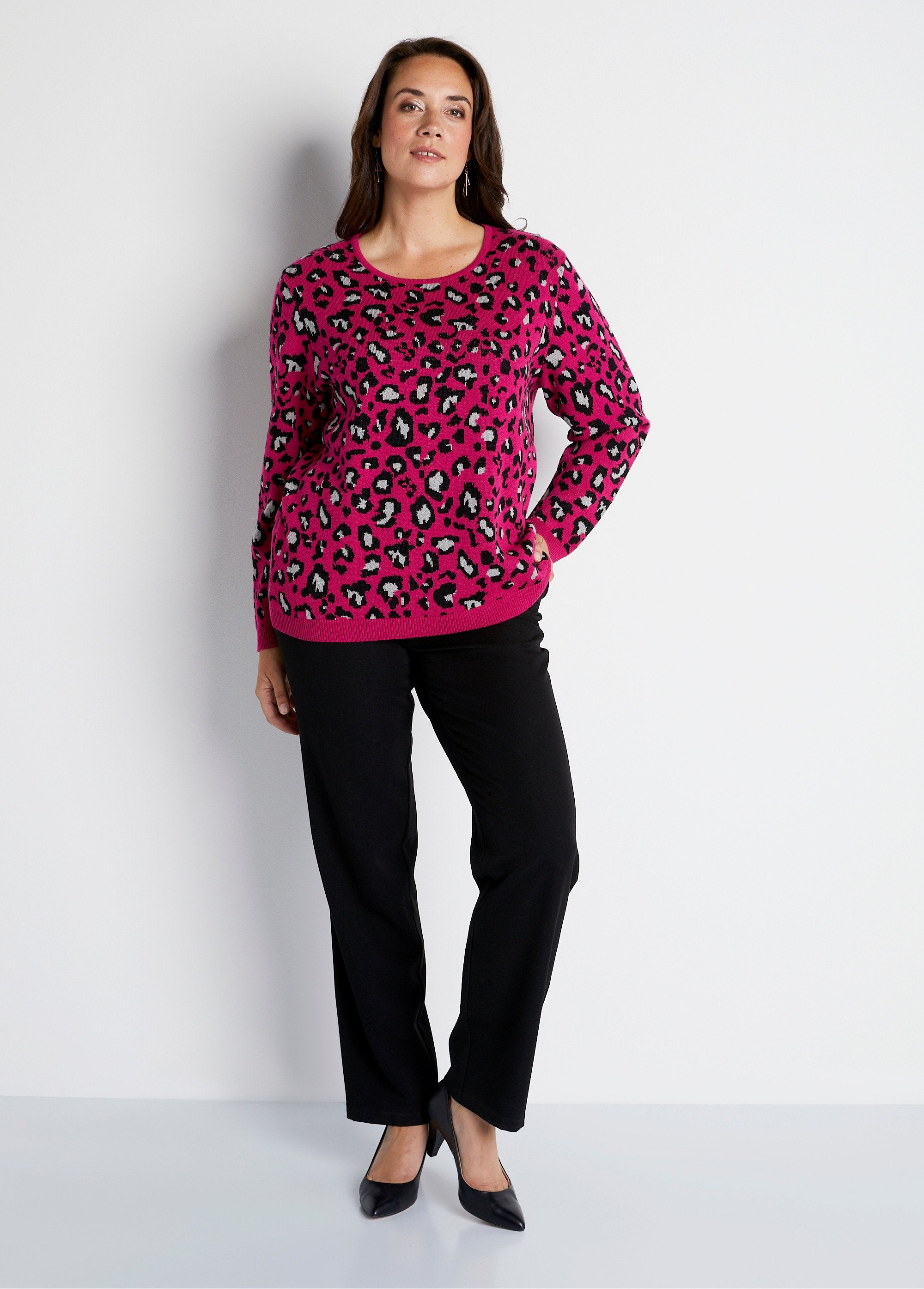 Jersey_jacquard_leopardo_cuello_redondo_fucsia_y_negro_SF1_curvy