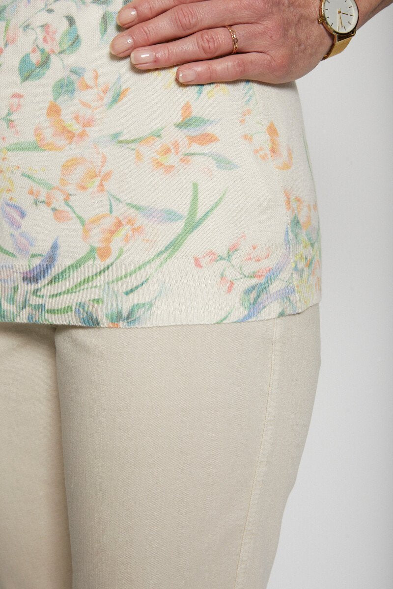 Jersey_de_manga_corta_con_estampado_floral_beige_y_verde_DE2_slim