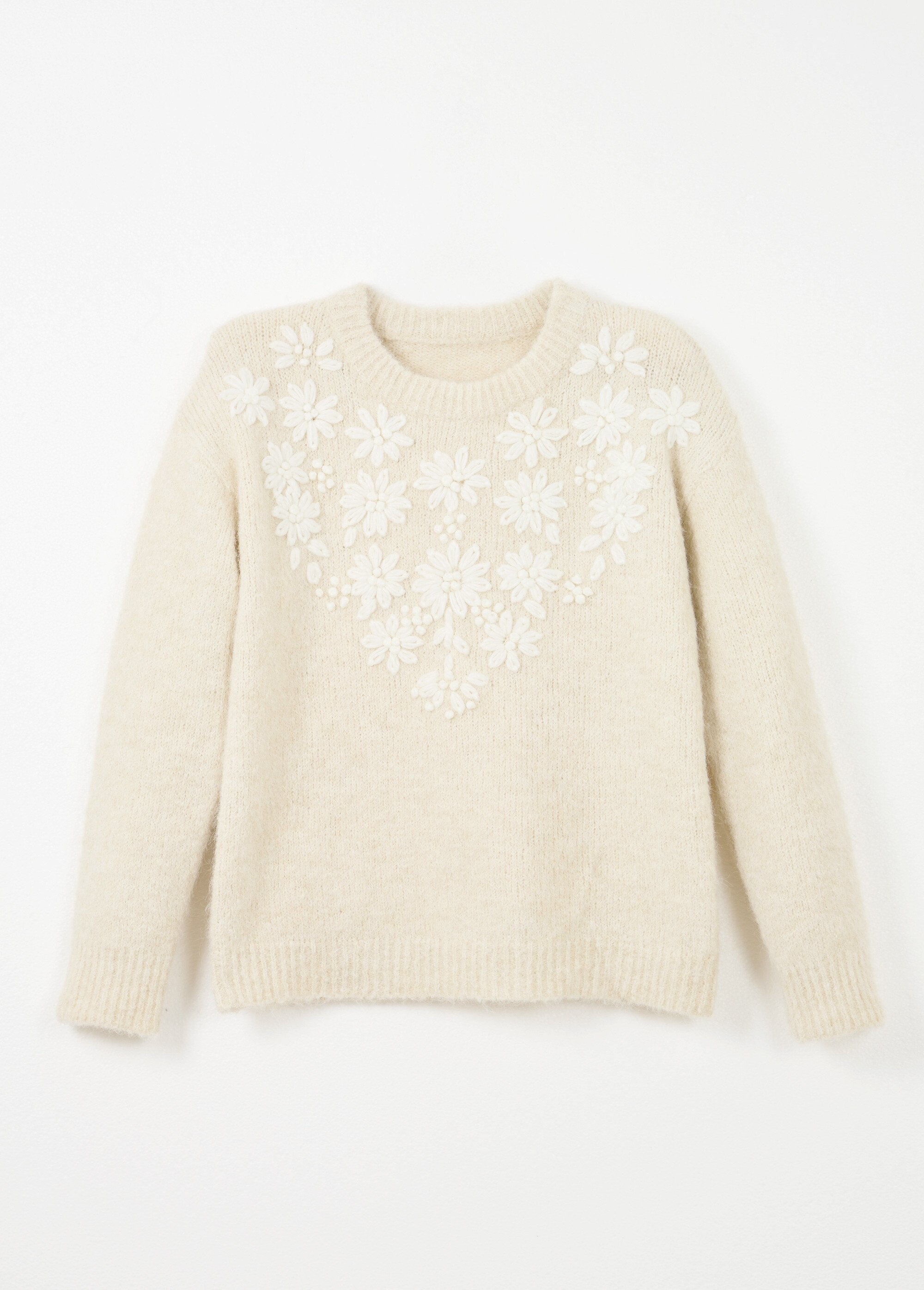 Suéter_suave_de_cuello_redondo_con_flores_bordadas._Beige_AP1_slim