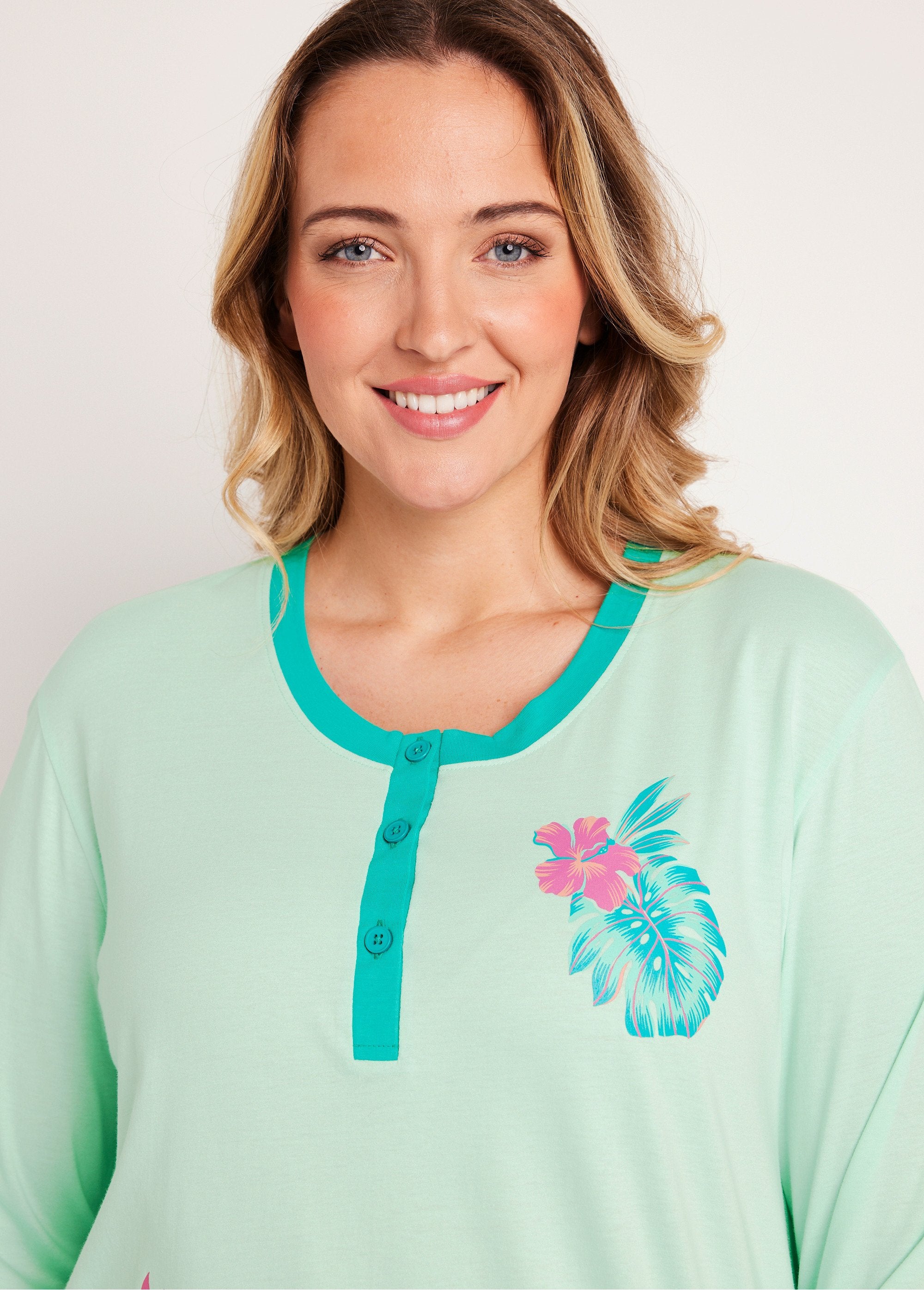 Pijama_de_algodón_con_botones_y_estampado_exótico_Estampado_tropical_DE1_curvy