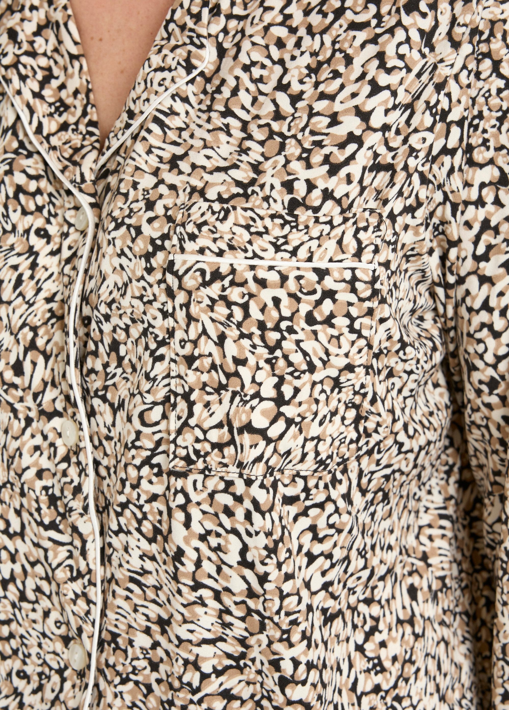 Pijama_de_cuello_sastre_y_manga_larga_Leopardo_DE2_slim
